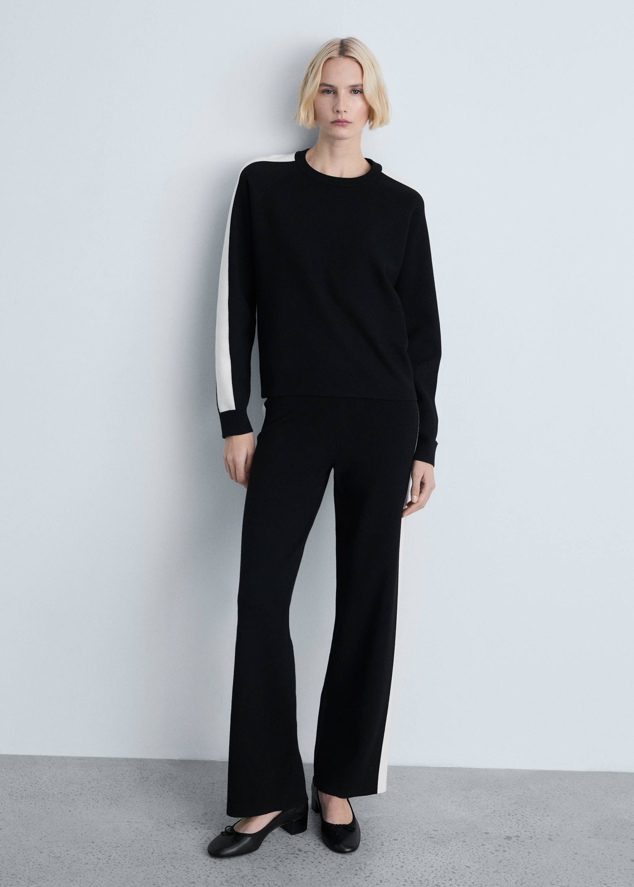 Pantaloni din tricot cu dungi contrastante - Plan general