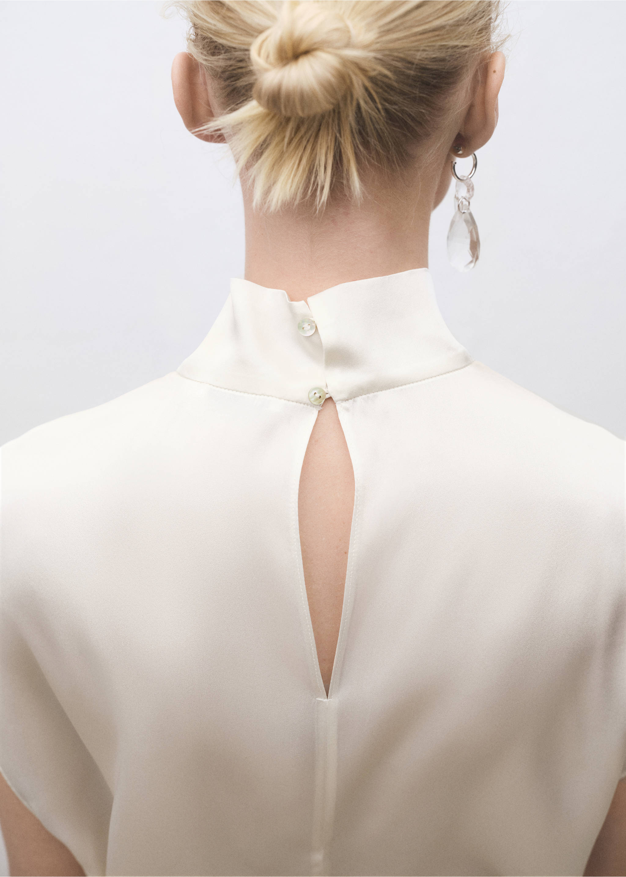 High neck silk blouse - Details of the article 6, Ecru. Ref: 87074081-00.