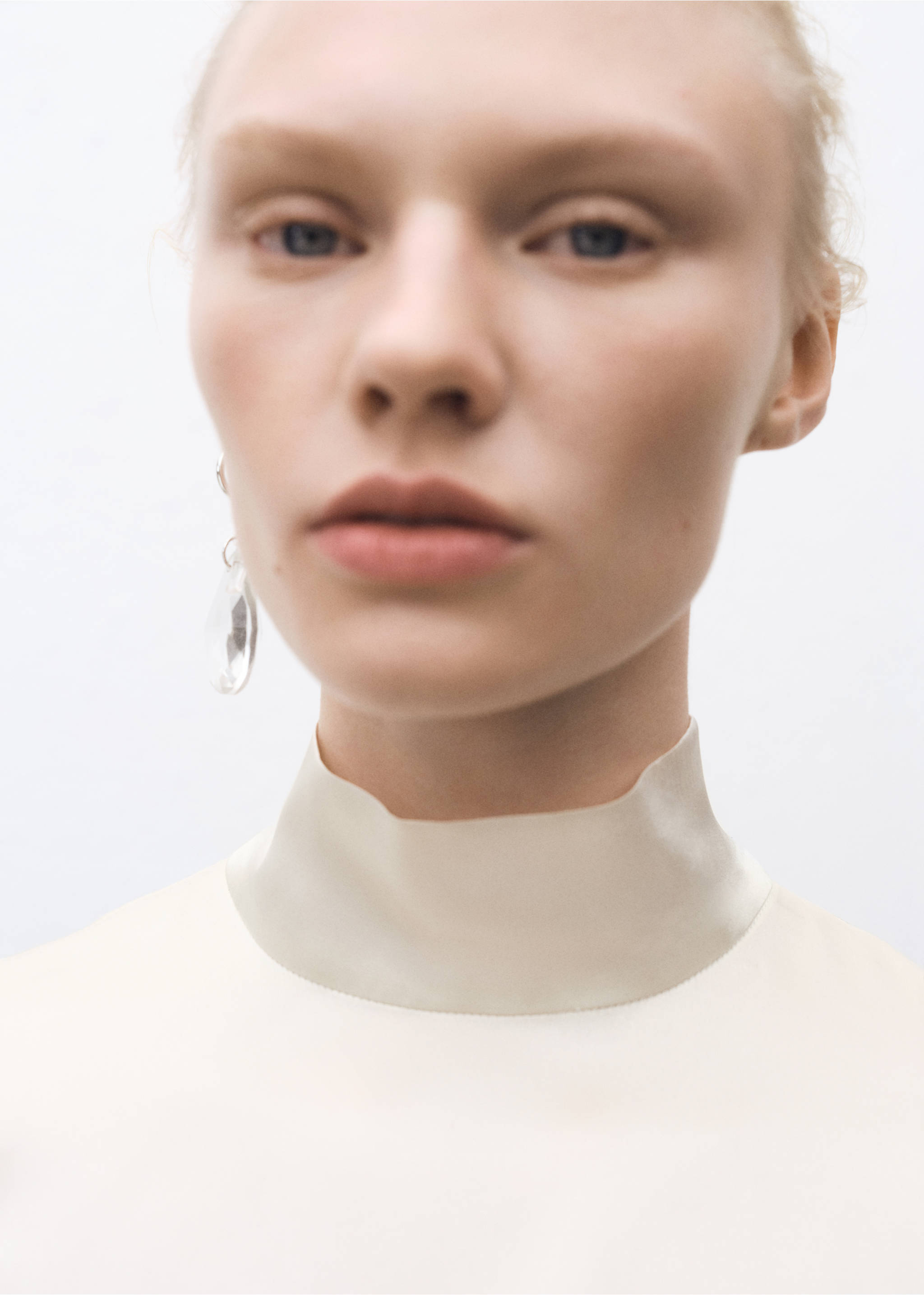 High neck silk blouse - Details of the article 2, Ecru. Ref: 87074081-00.