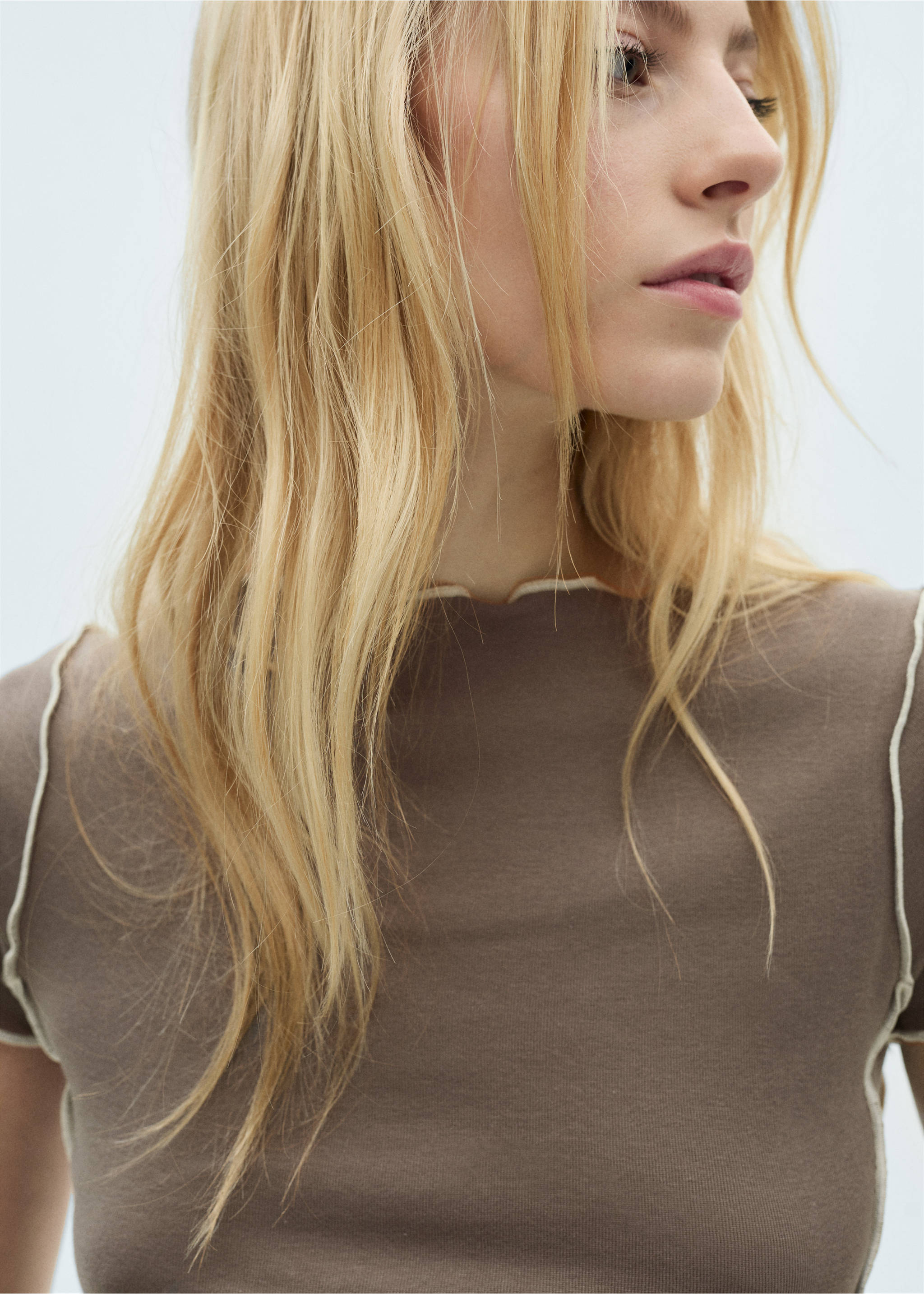 Crop top t-shirt with contrasting trim - Details of the article 1, Medium Brown. Ref: 87074090-00.