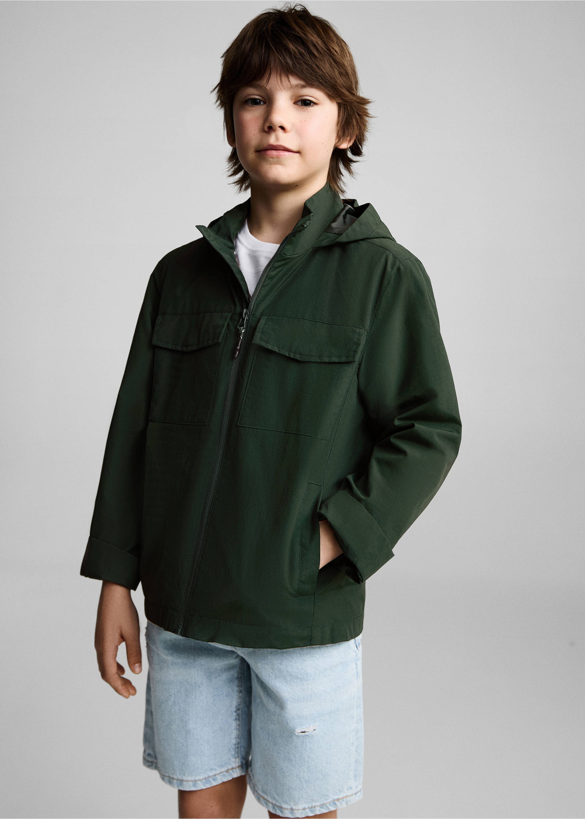 Parka imperméable capuche - Plan moyen, Vert foncé. Ref: 87074398-00.