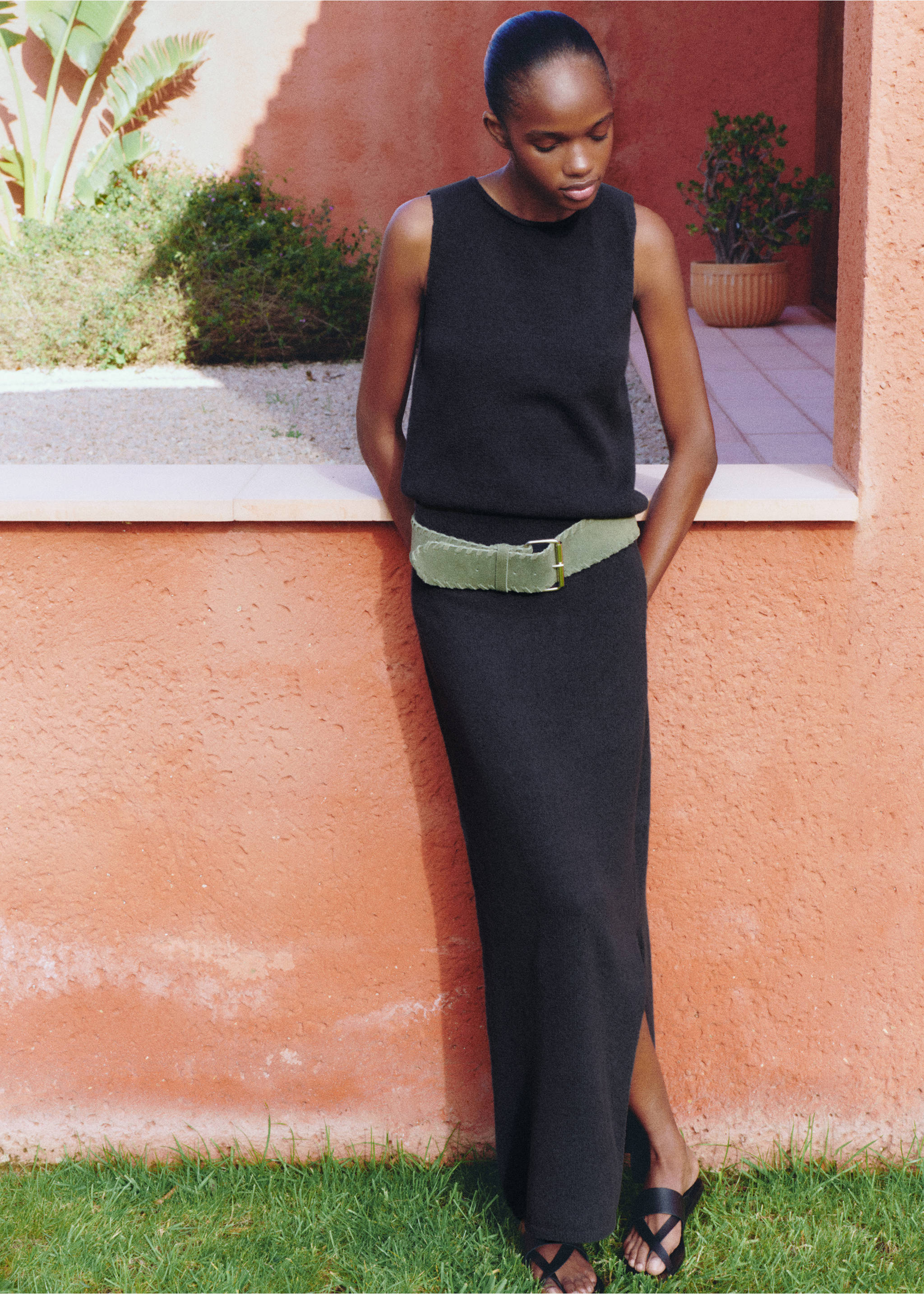 Long skirt with side slit - Details of the article 5, Dark Navy. Ref: 87074805-00.