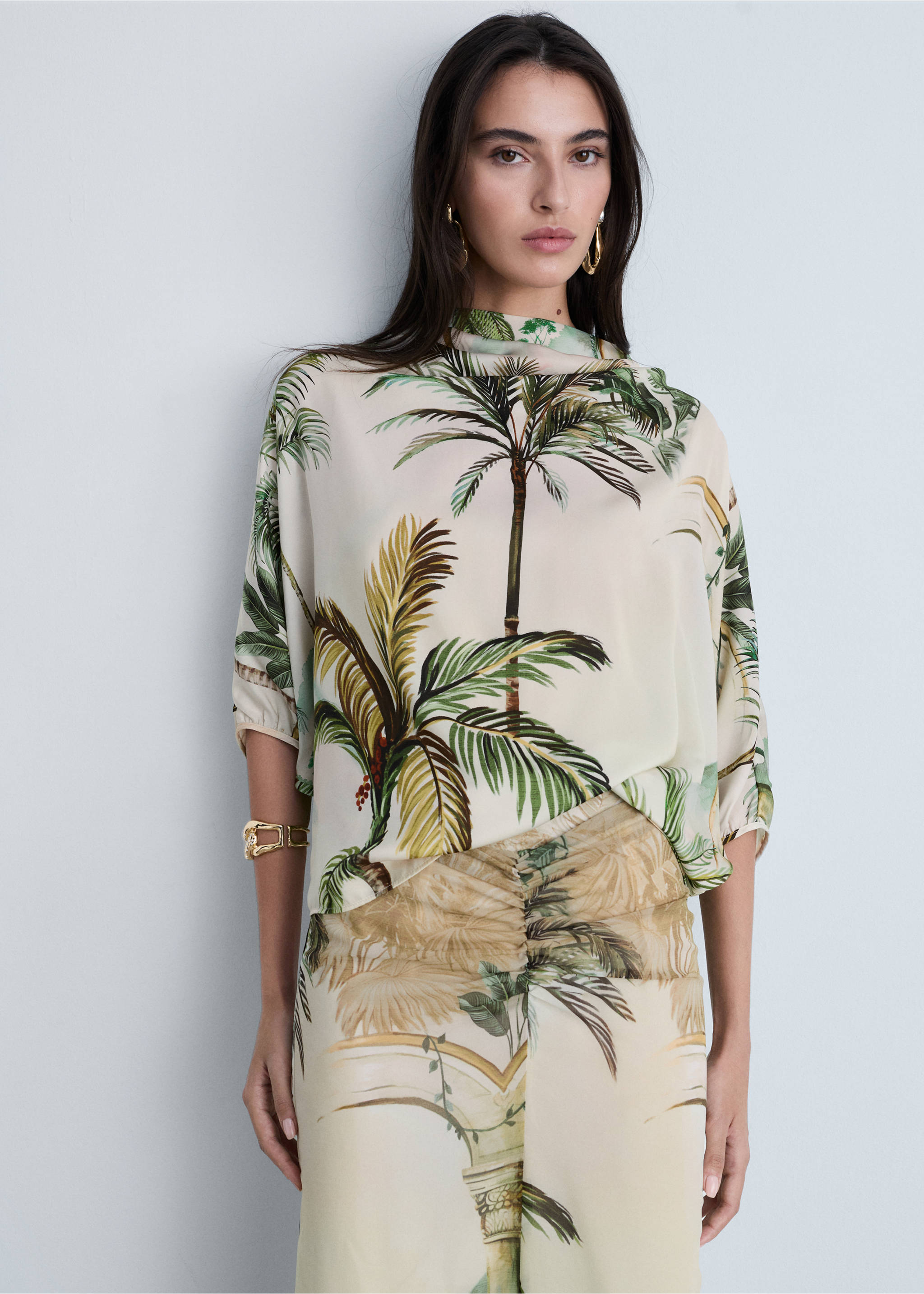 Drapiertes Cape mit Tropical Print - Mittlere Ansicht, Ecru. Ref: 87074807-00.