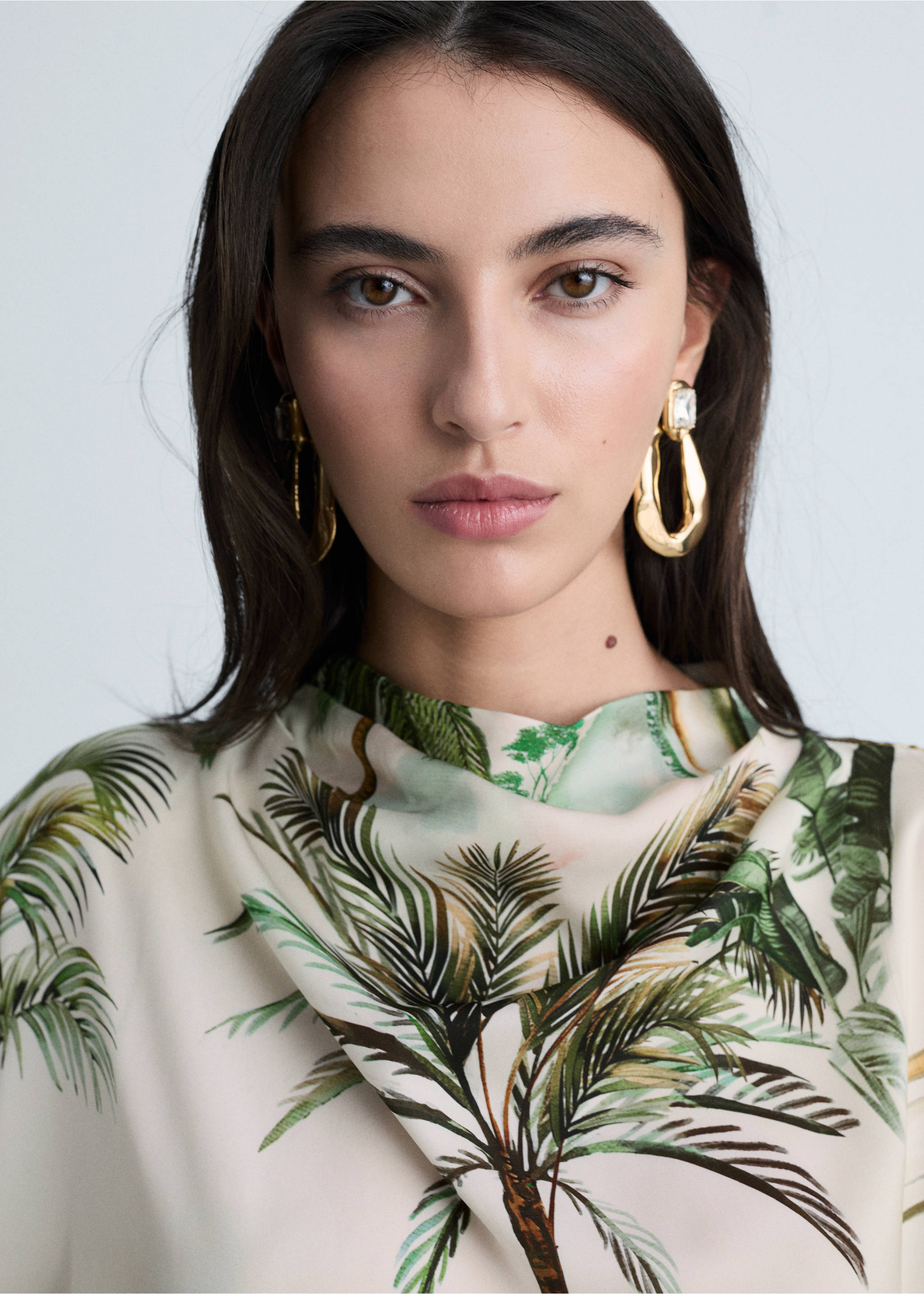 Drapiertes Cape mit Tropical Print - Detail des Artikels 1, Ecru. Ref: 87074807-00.