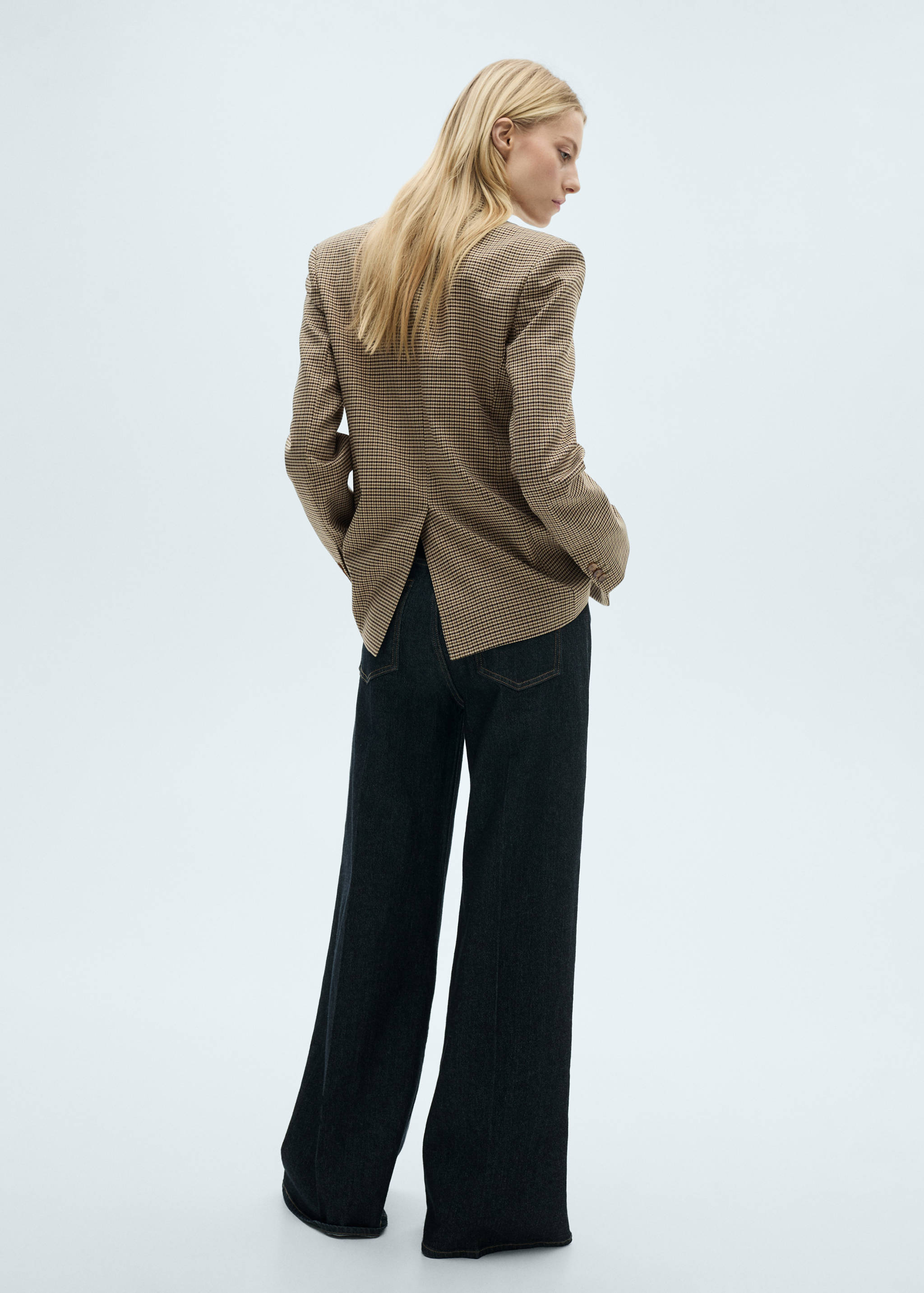 Gerader Blazer mit Mikro-Hahnentrittmuster - Rückseite des Artikels