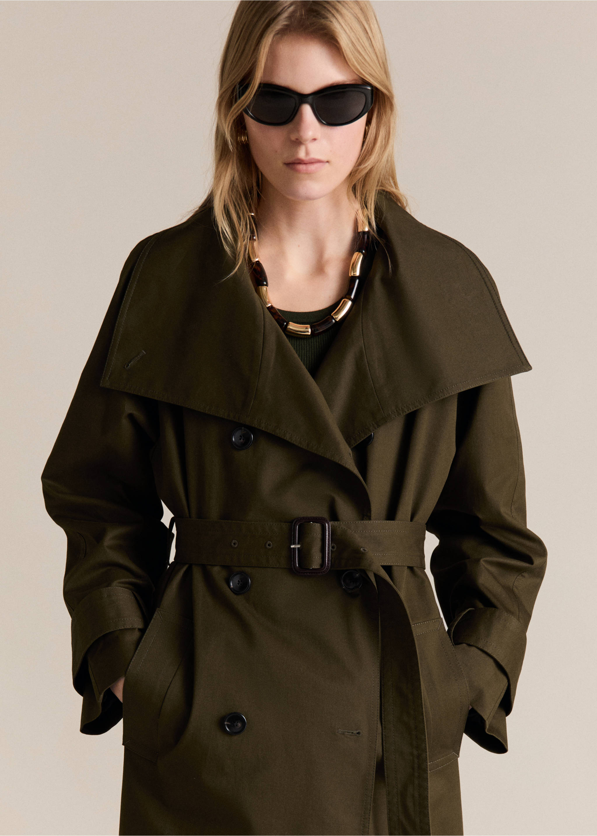 Lange double-breasted trenchcoat - Middenvlak, Kaki. Ref: 87075142-00.