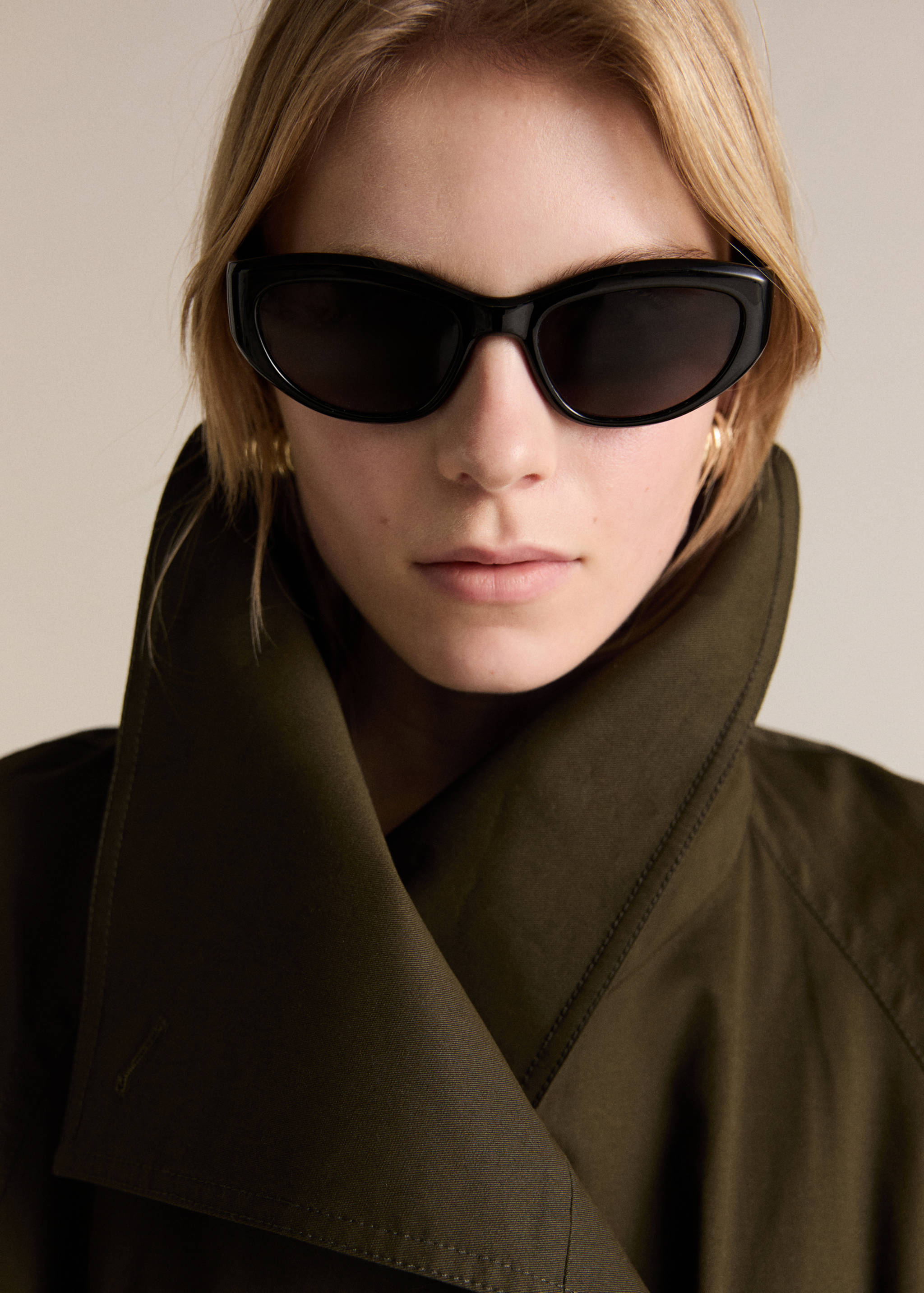 Long double-breasted trench coat - Details of the article 1