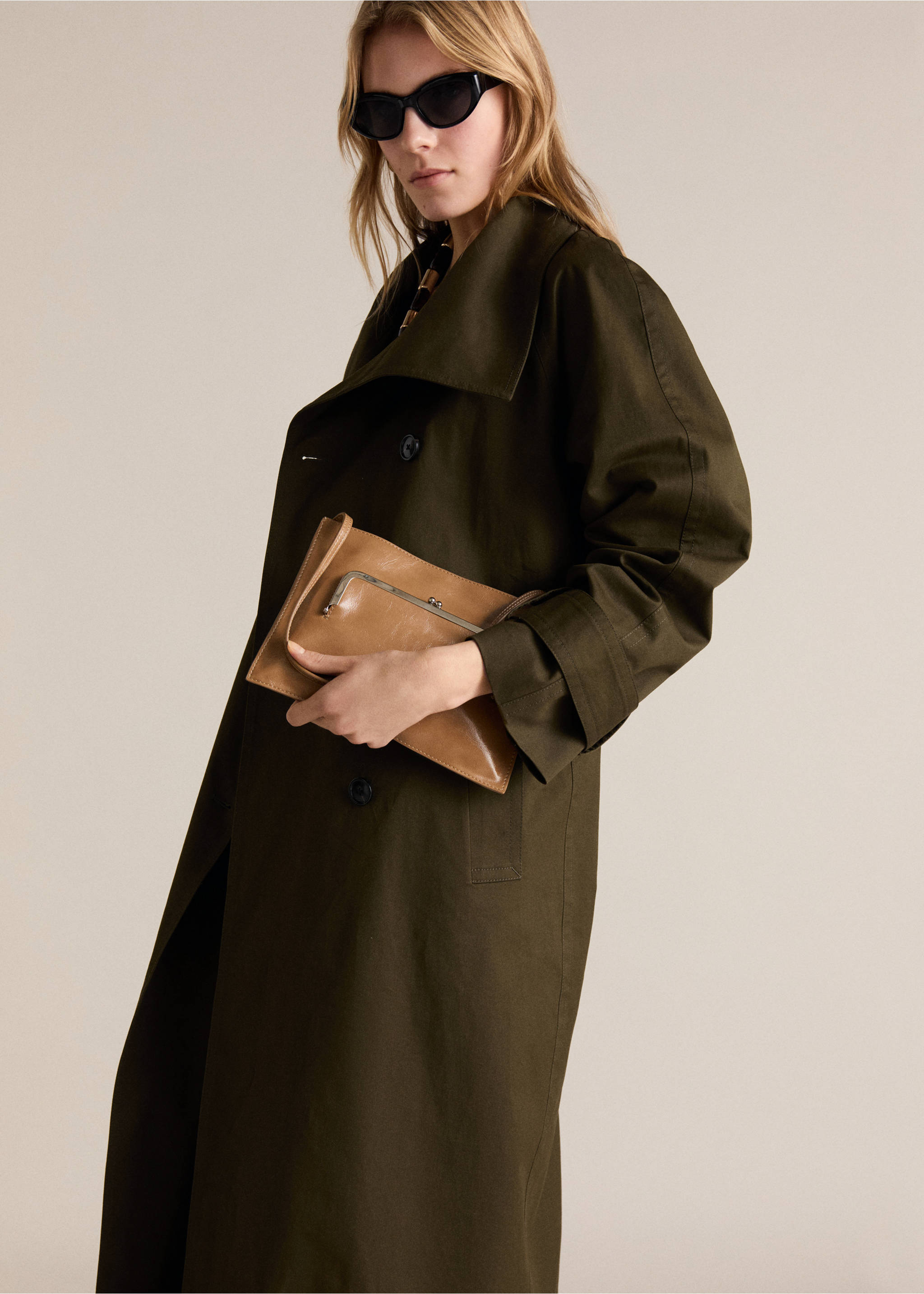Lange double-breasted trenchcoat - Detail van het artikel 2, Kaki. Ref: 87075142-00.