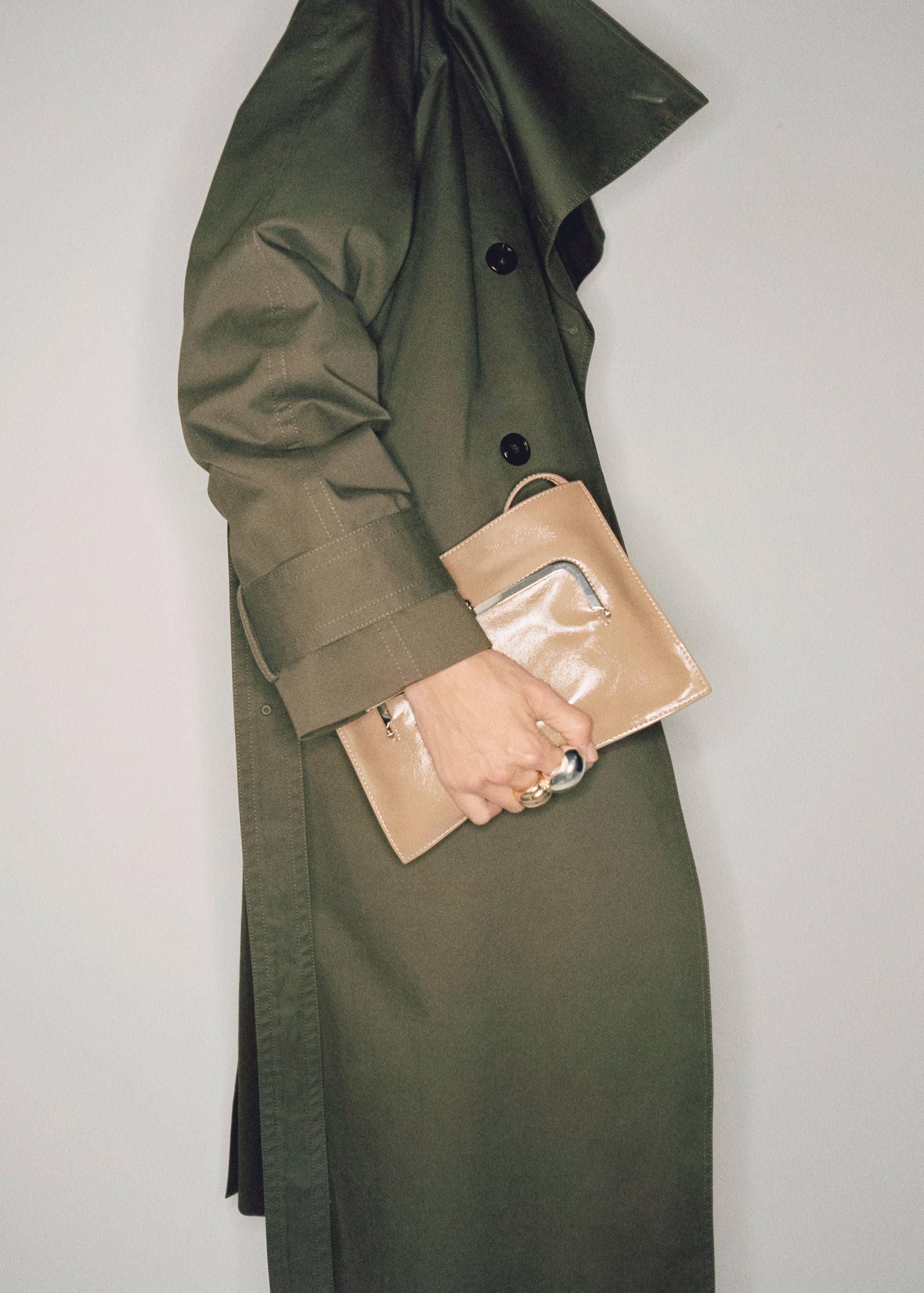 Long double-breasted trench coat - Details of the article 7