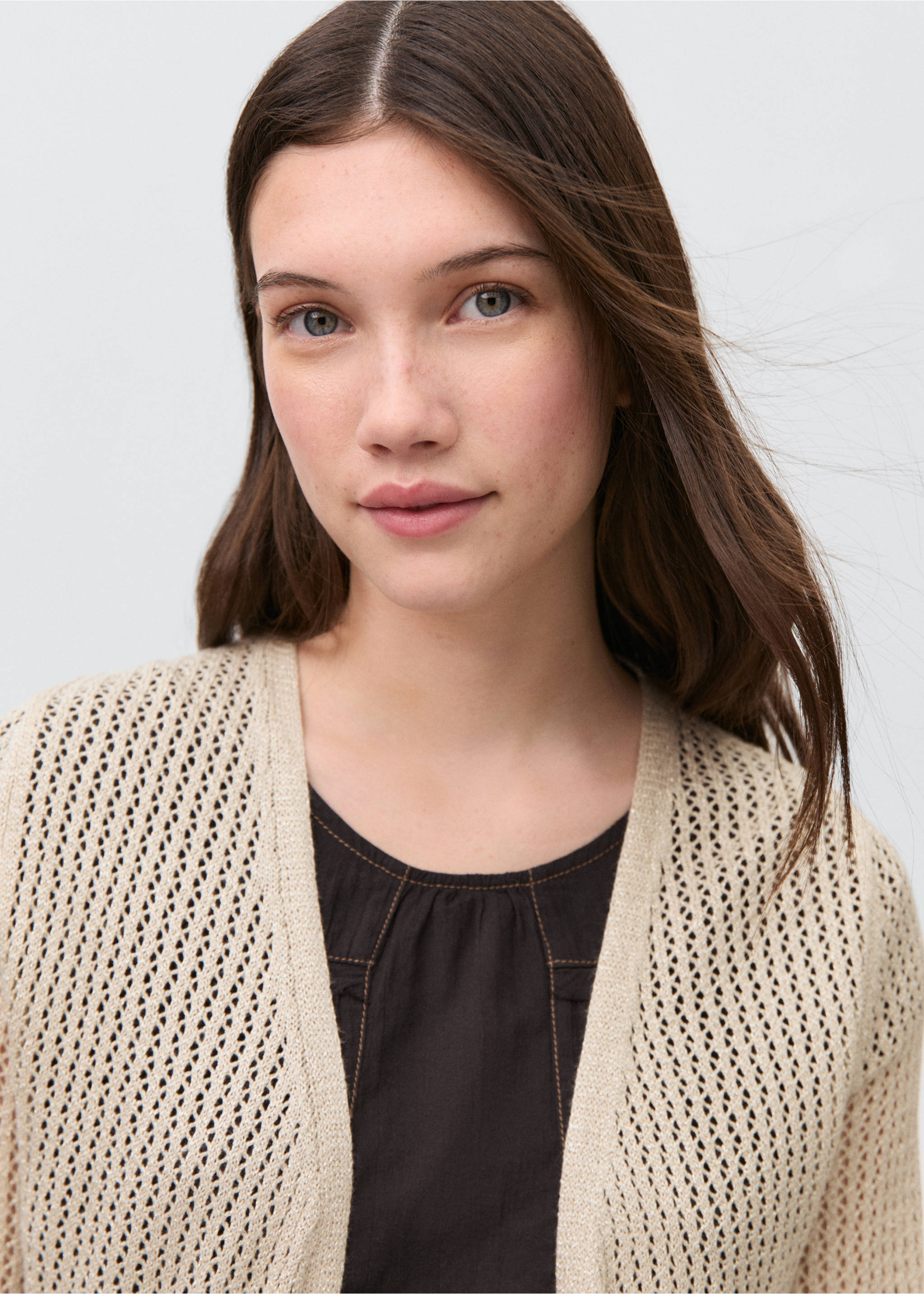 Long knitted cardigan with lace accents - Details of the article 1, Gold. Ref: 87075727-00.