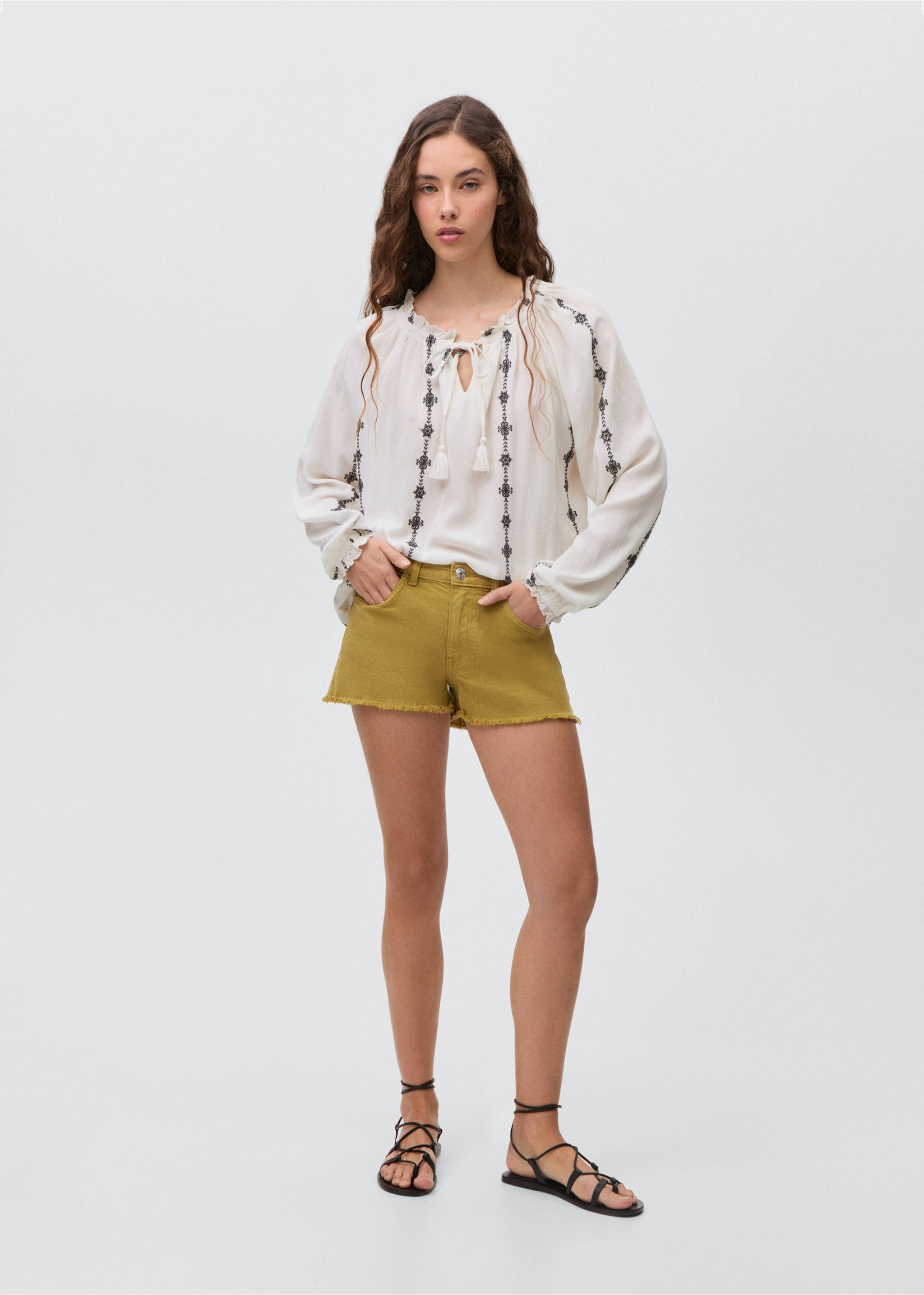 Shorts vaqueros bajo deshilachado - Plano general, Oliva. Ref: 87075731-00.