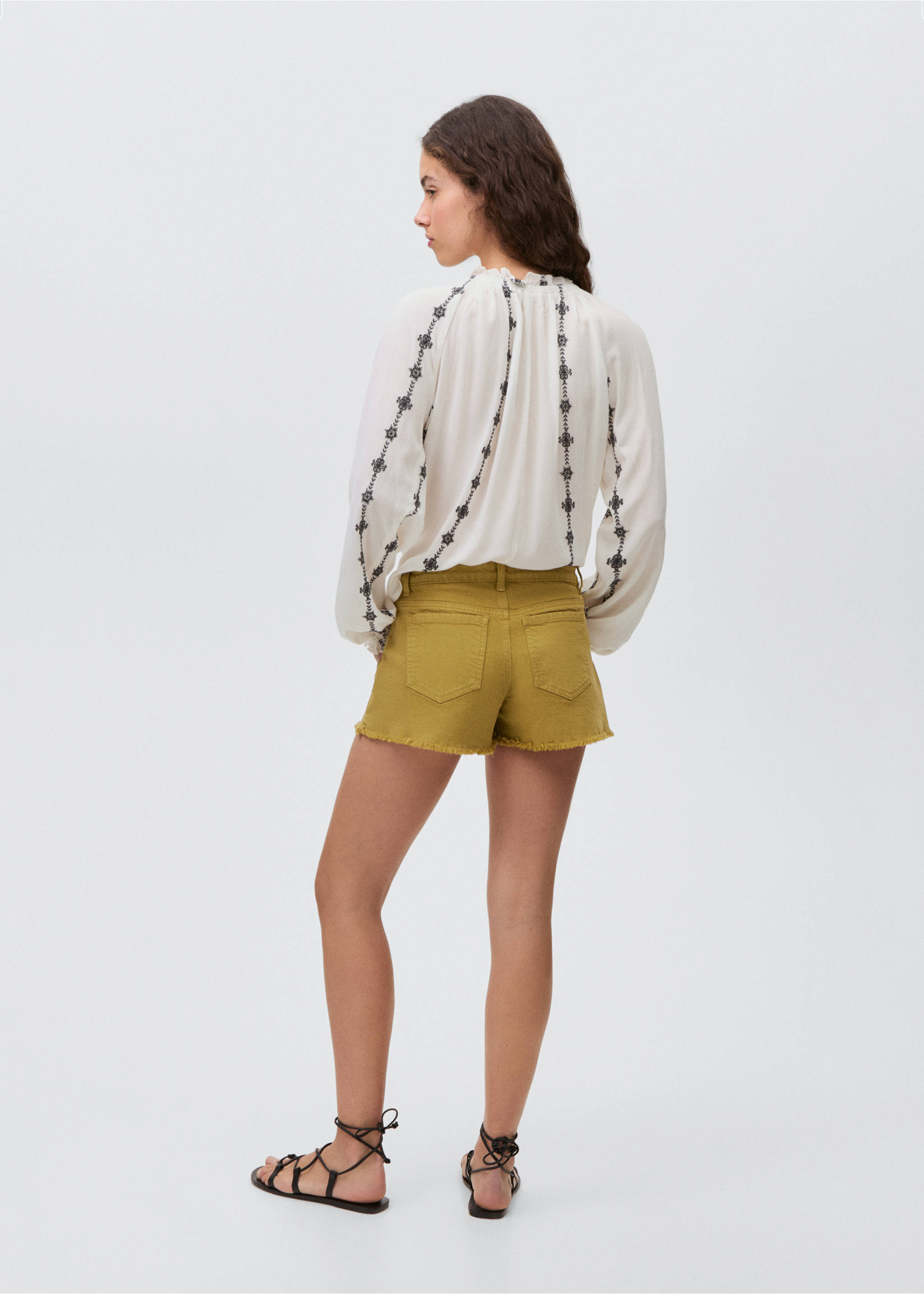 Shorts vaqueros bajo deshilachado - Reverso del artículo, Oliva. Ref: 87075731-00.