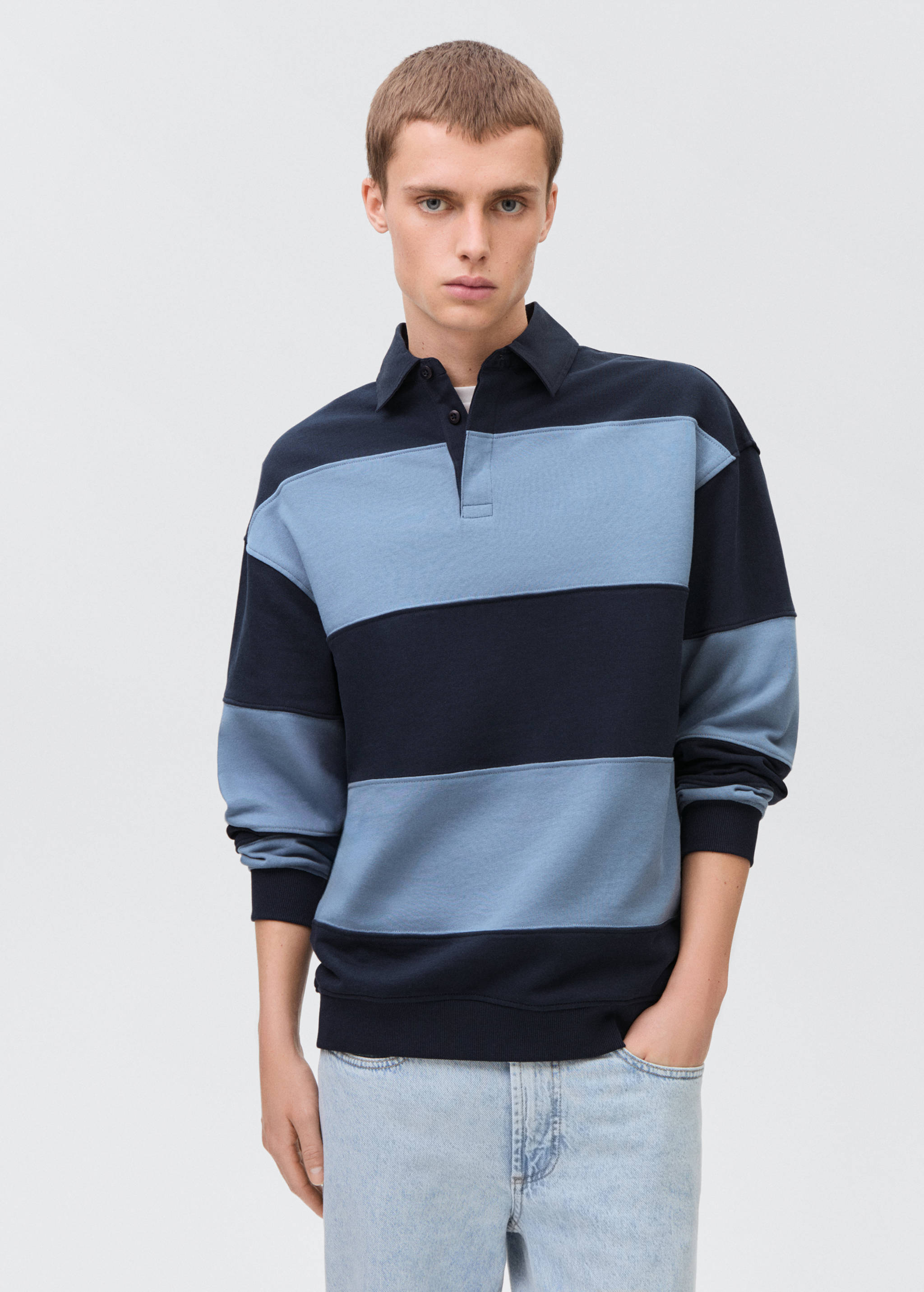 Gestreiftes Sweatshirt mit Poloshirt-Kragen - Mittlere Ansicht