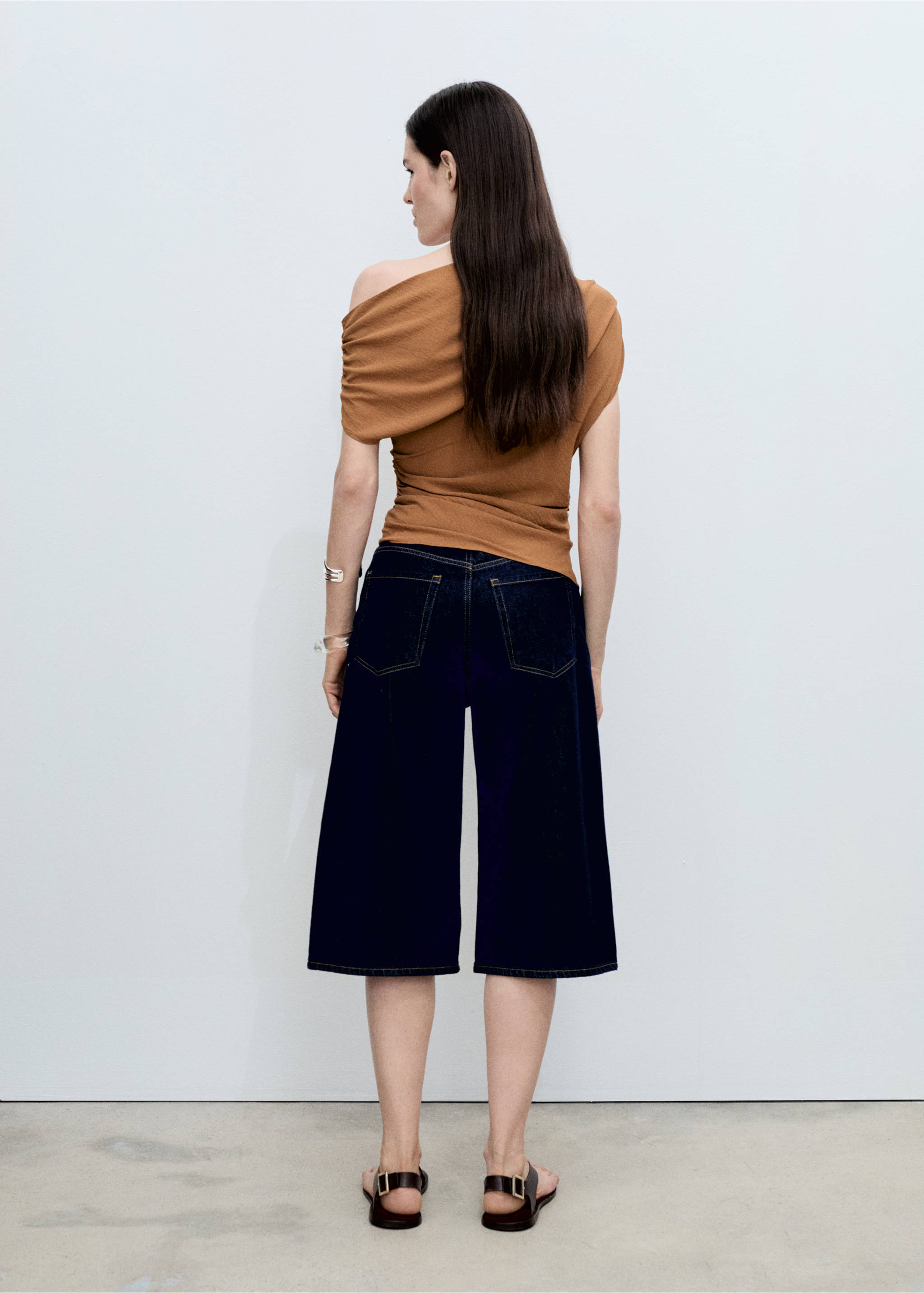 Asymmetrisk rynkad topp - Artikelns baksida, Karamell. Ref: 87075751-00.