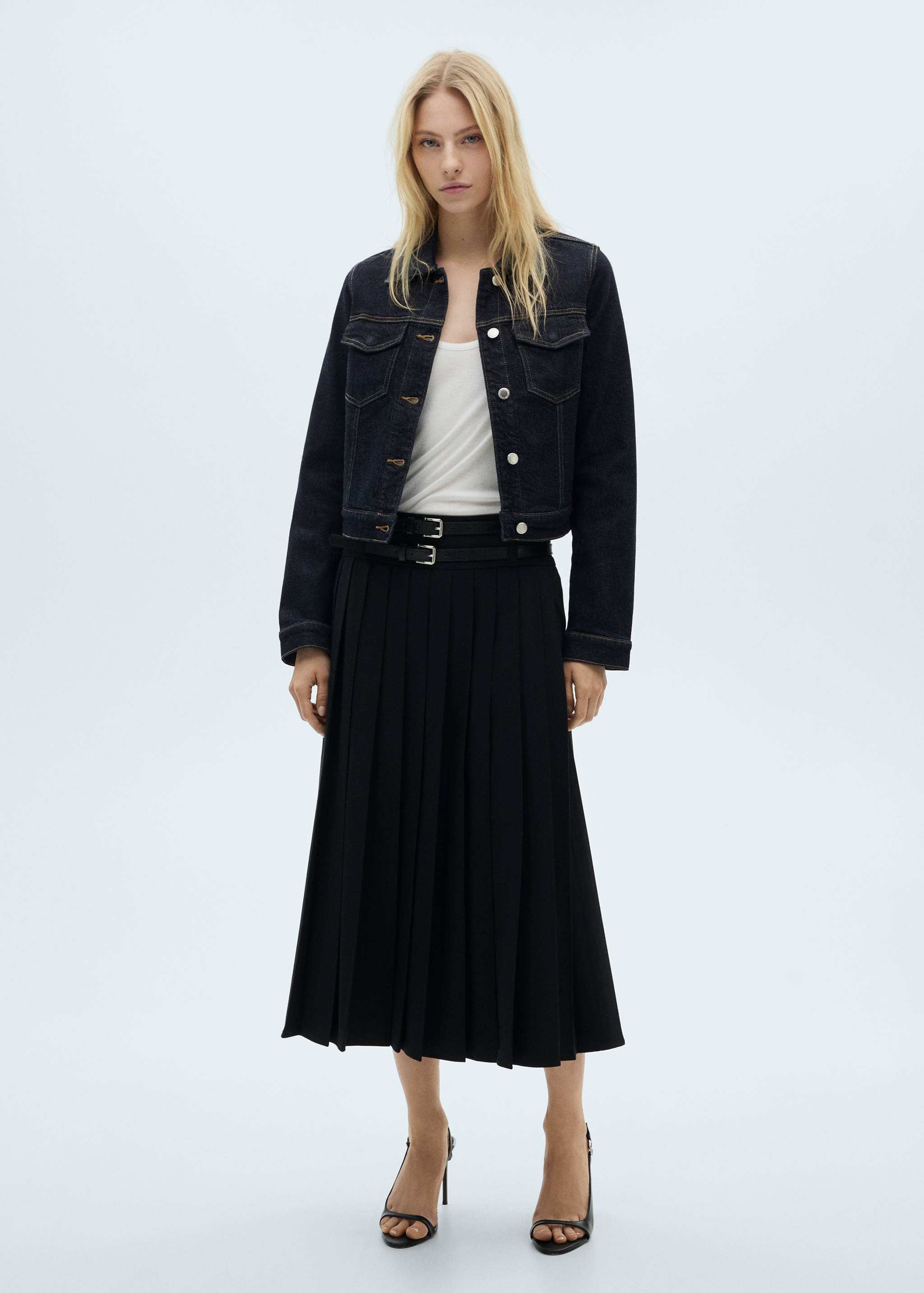 Cazadora vaquera bolsillos - Plano general