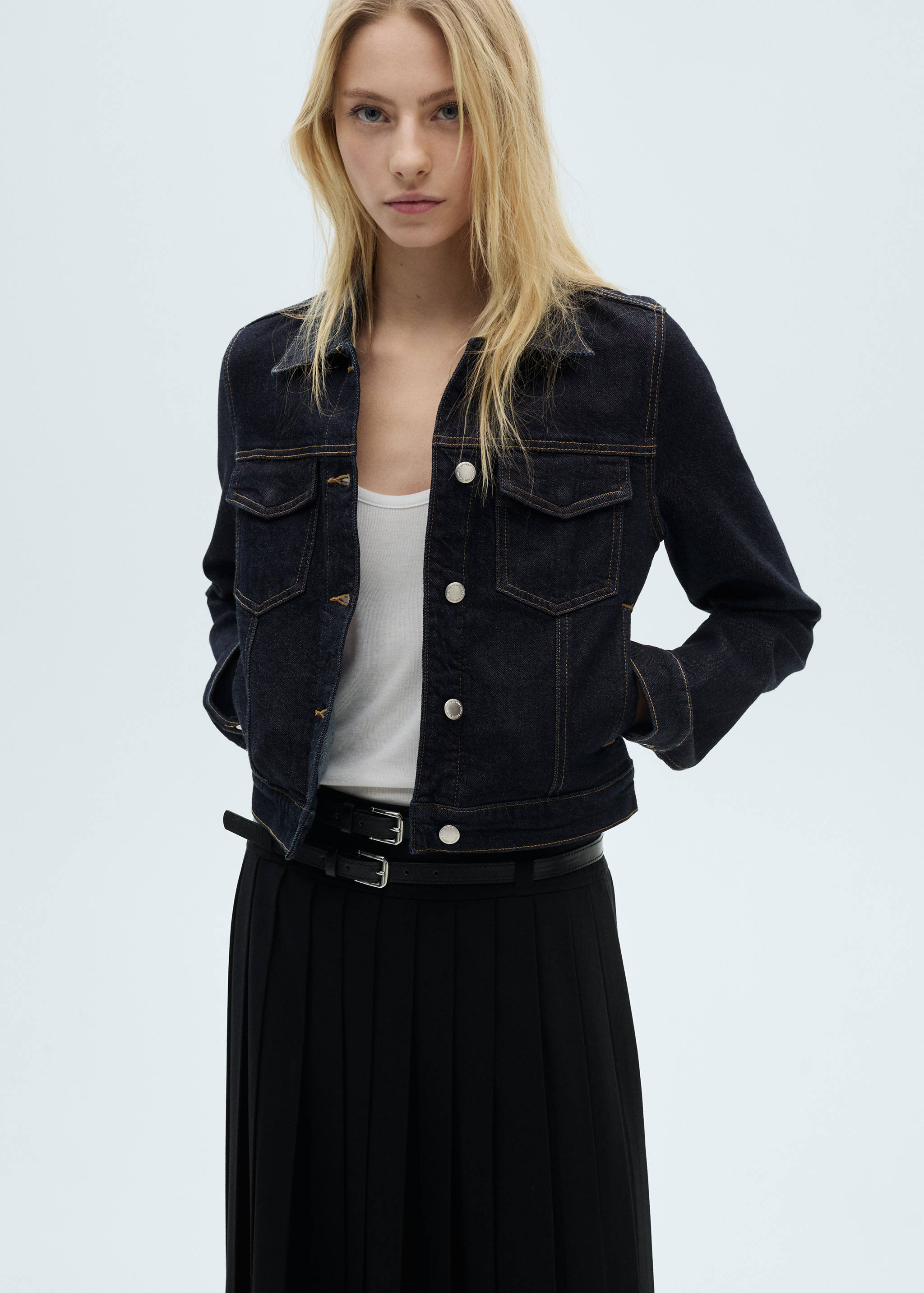 Cazadora vaquera bolsillos - Plano medio