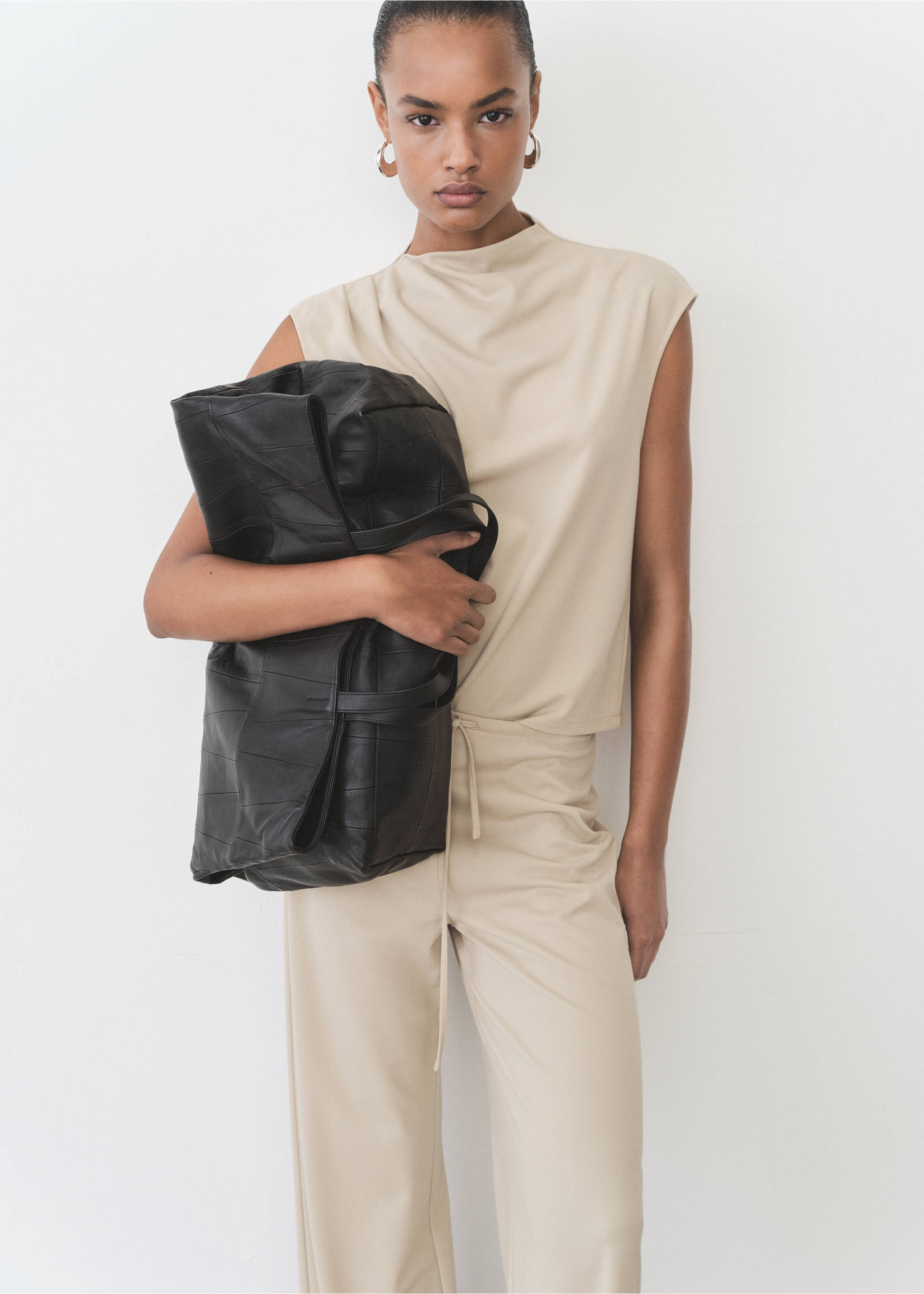 Wide leg trousers with elastic waist - Details of the article 1, Sand. Ref: 87075755-00.