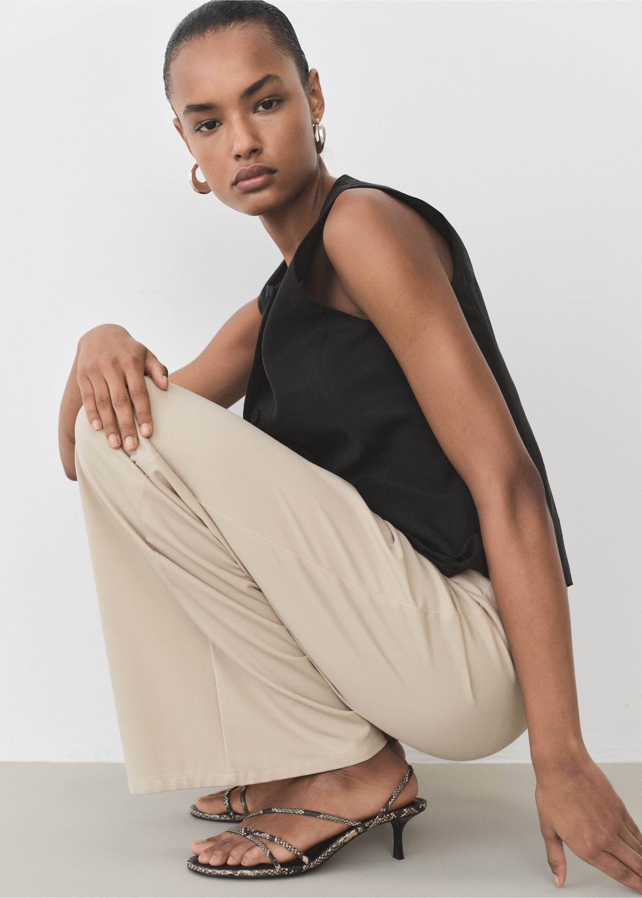Wide leg trousers with elastic waist - Details of the article 2, Sand. Ref: 87075755-00.