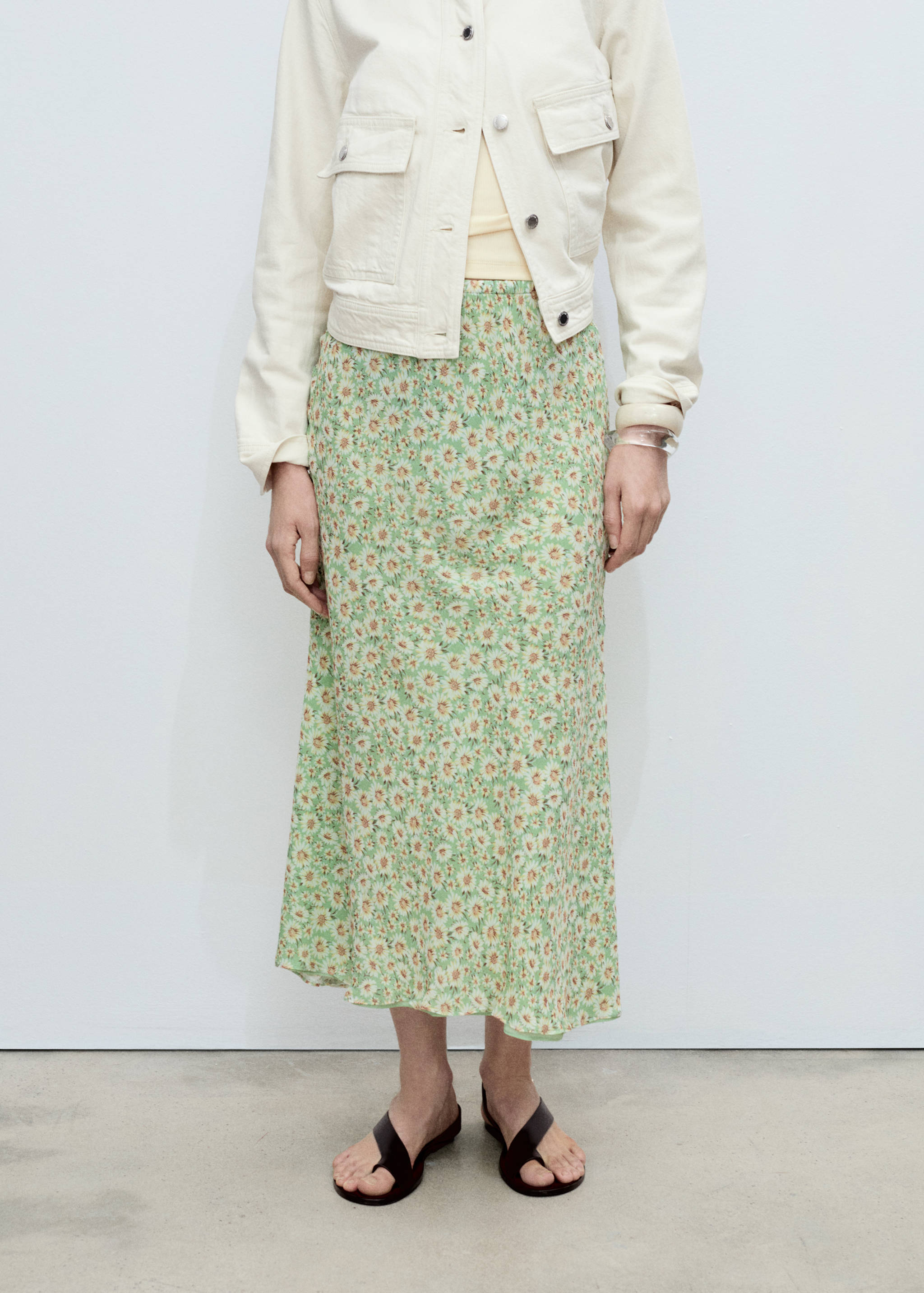 Falda larga evasé flores - Plano medio