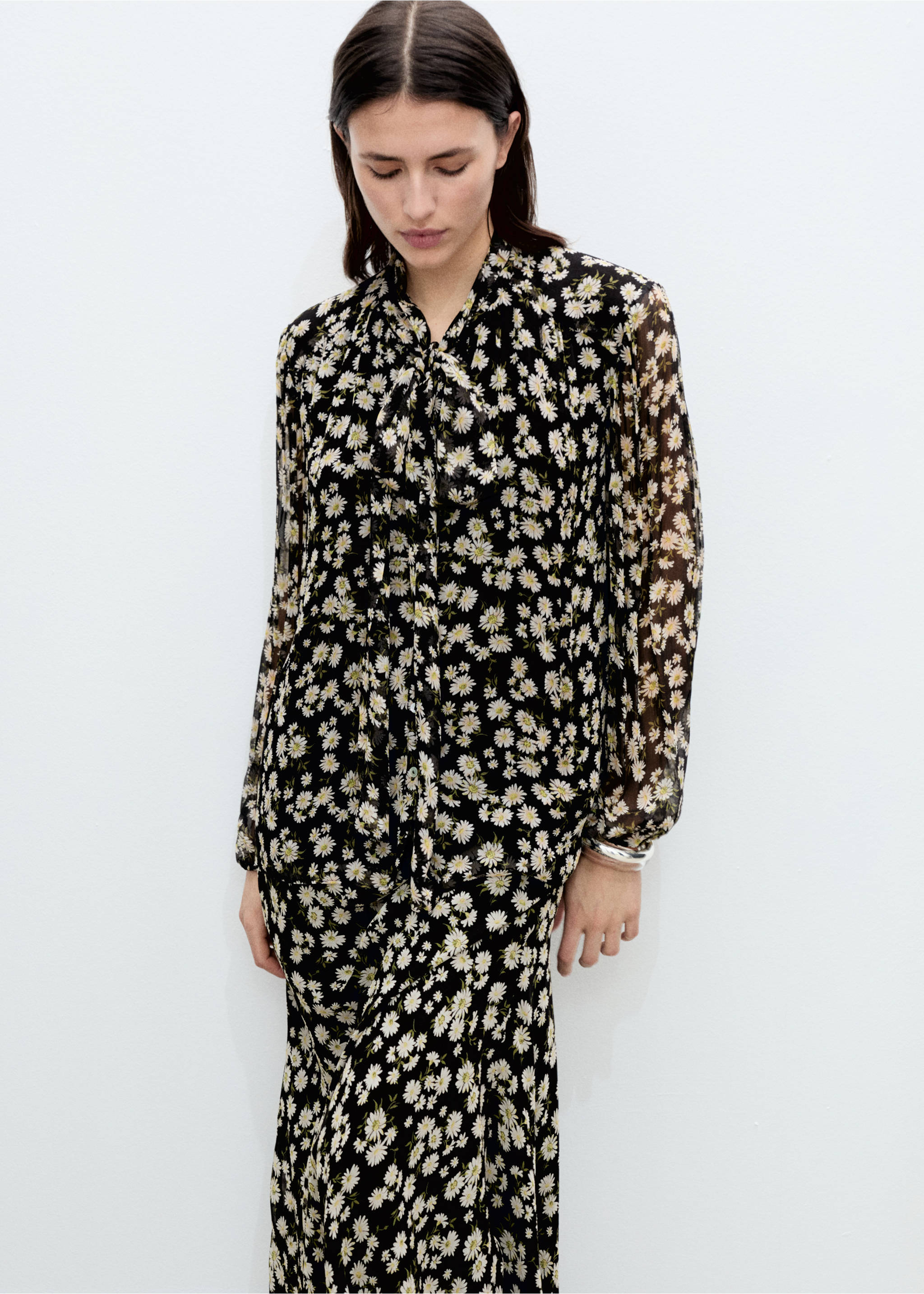 Long floral flared skirt - Details of the article 6, Black. Ref: 87075757-00.