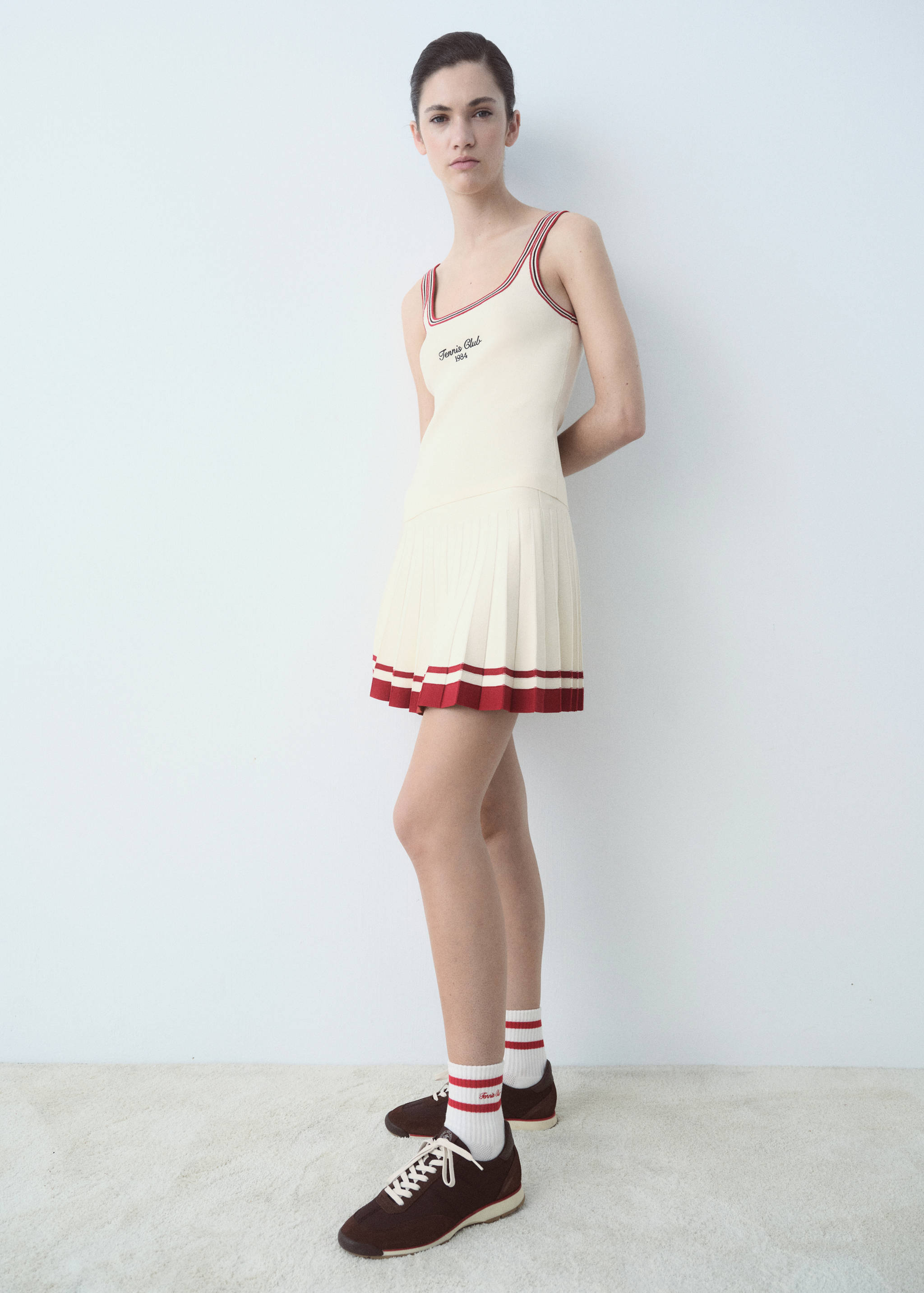 Sapatilhas com painéis em camurça e risca em contraste - Pormenor do artigo 9