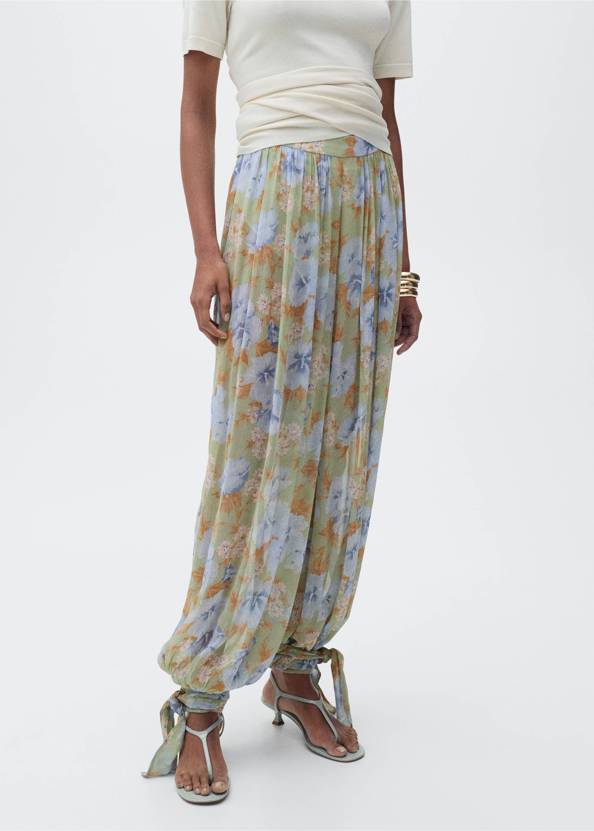 Pantalón globo estampado floral - Plano medio, Verde menta. Ref: 87075767-00.