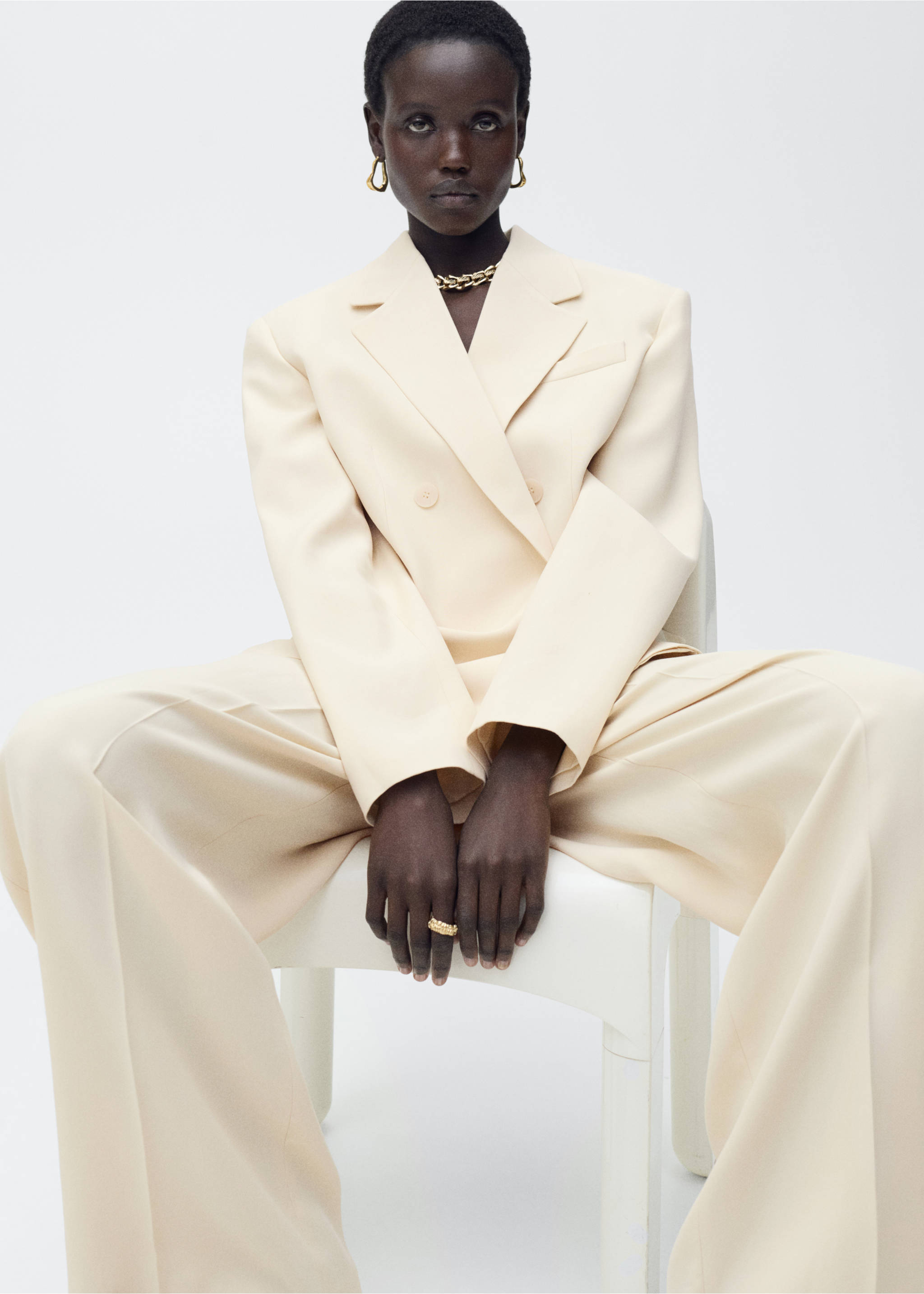 Spodnie garniturowe wide leg z zakładkami - Szczegóły artykułu 6, Waniliowy. Ref: 87075768-00.