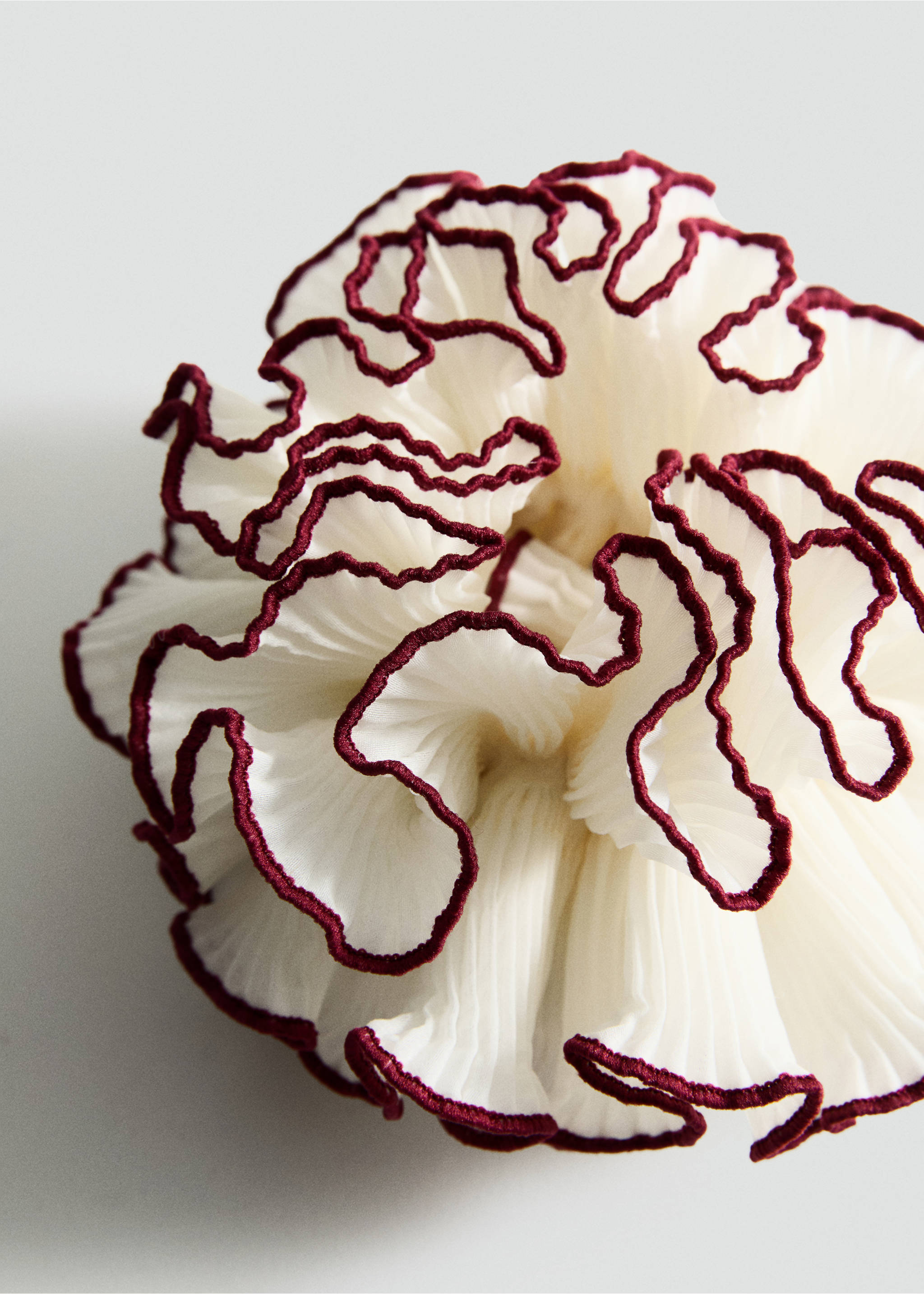 Flower scrunchie with contrasting trim - Medium plane, Ecru. Ref: 87075927-00.