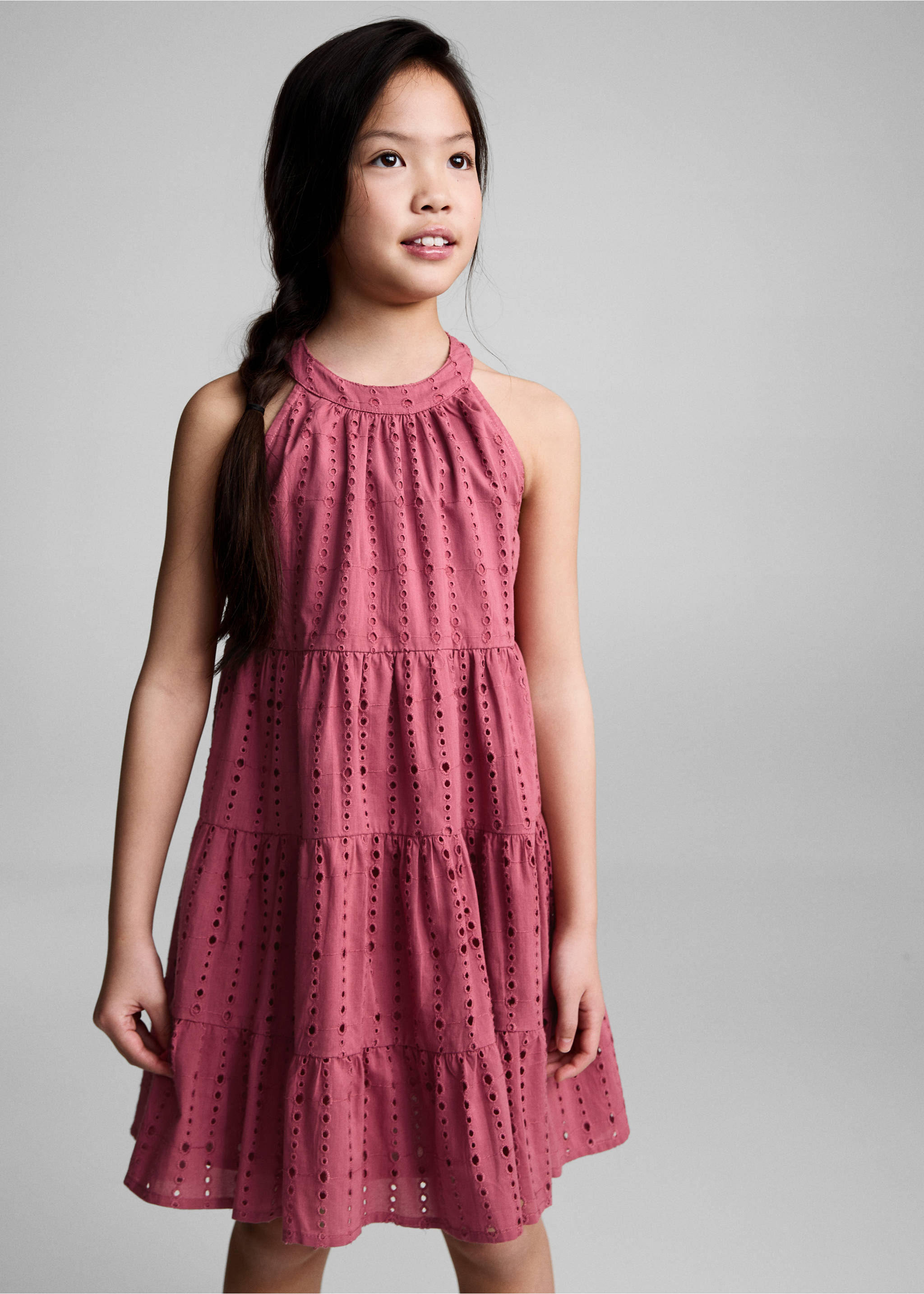 Robe brodée à volants - Plan moyen, Fraise. Ref: 87075939-00.