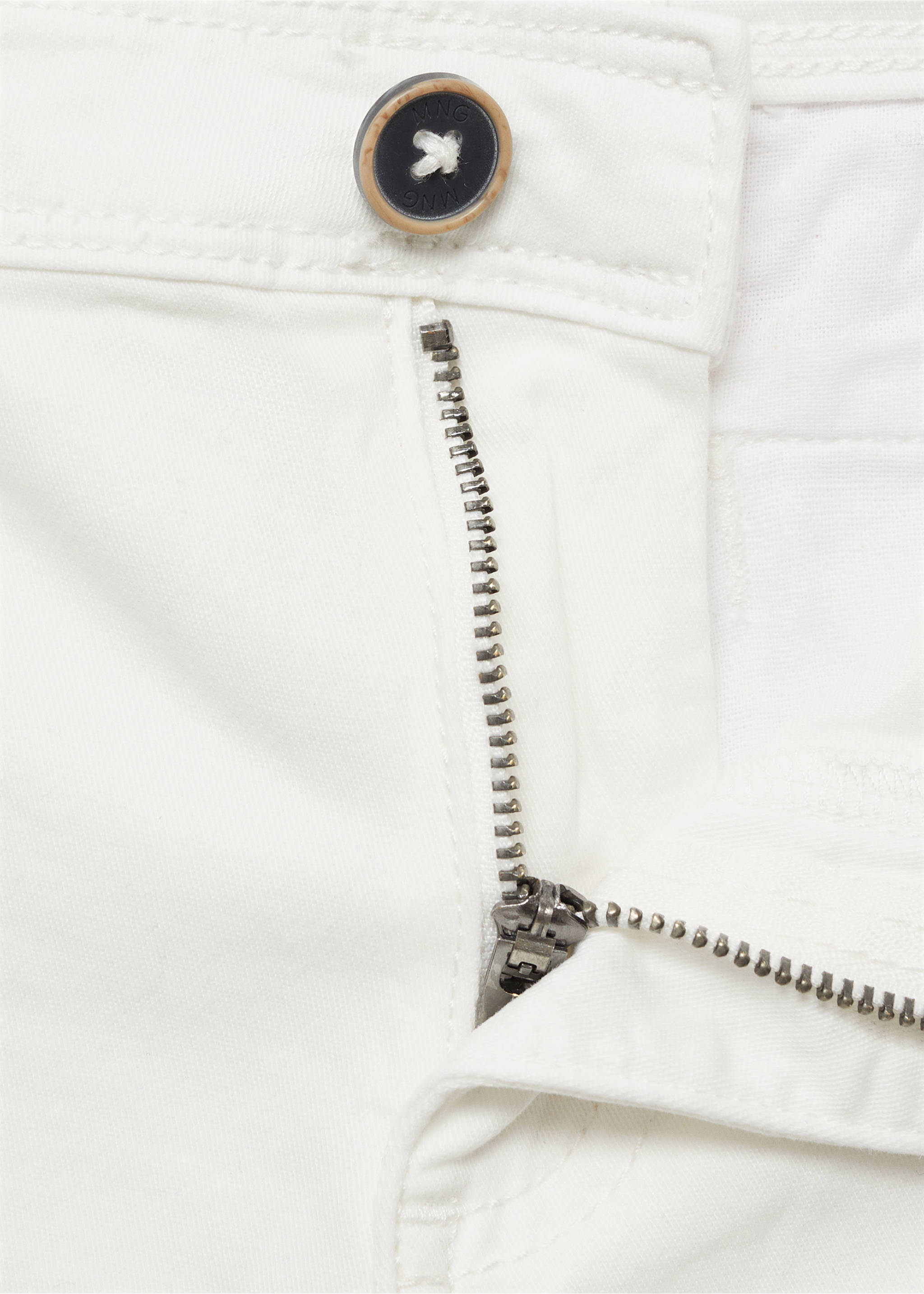 Cargo Bermuda shorts - Details of the article 8, White. Ref: 87075945-00.