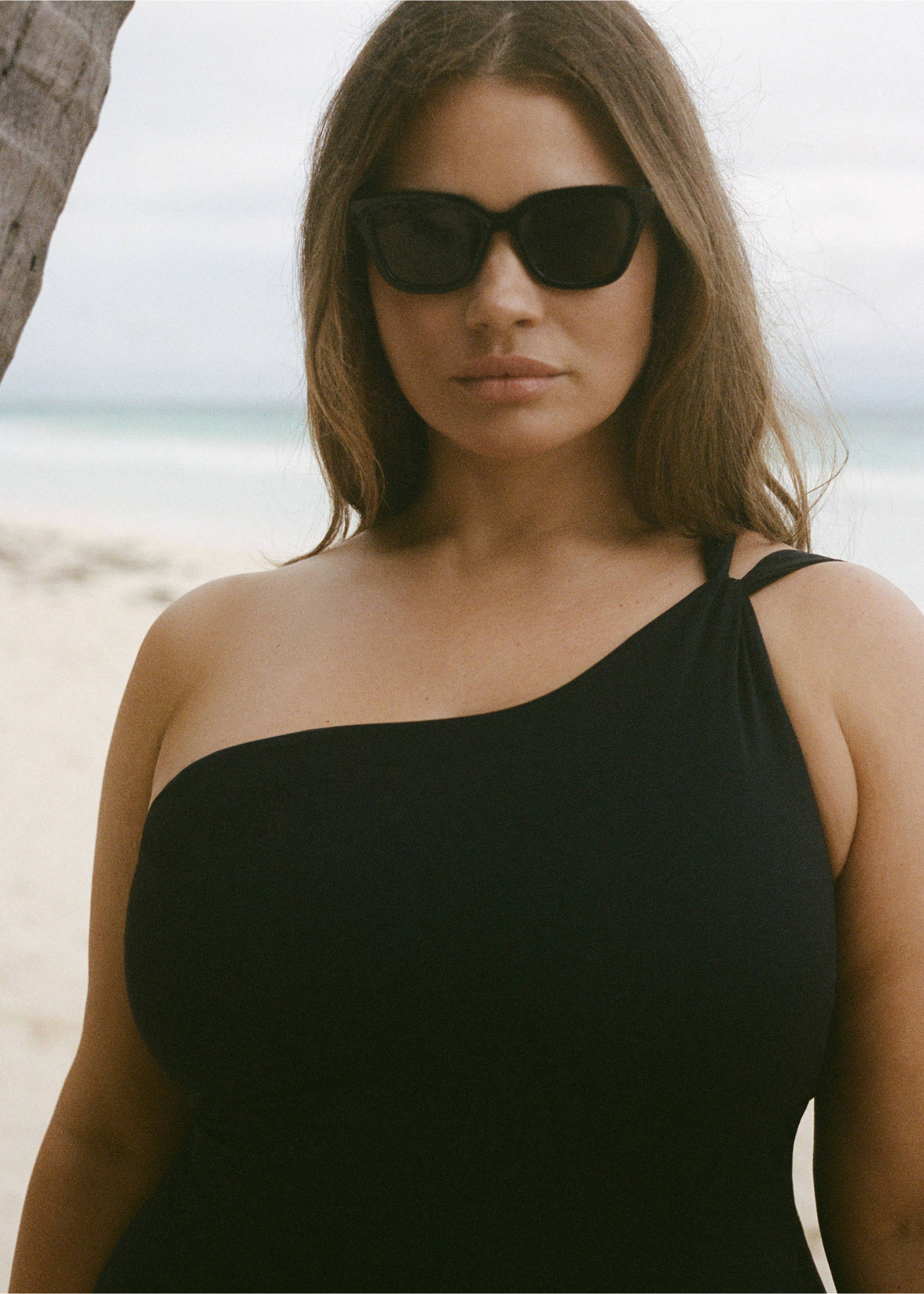 Maillot de bain asymétrique avec détail froncé - Détail de l'article 5, Noir. Ref: 87075952-00.