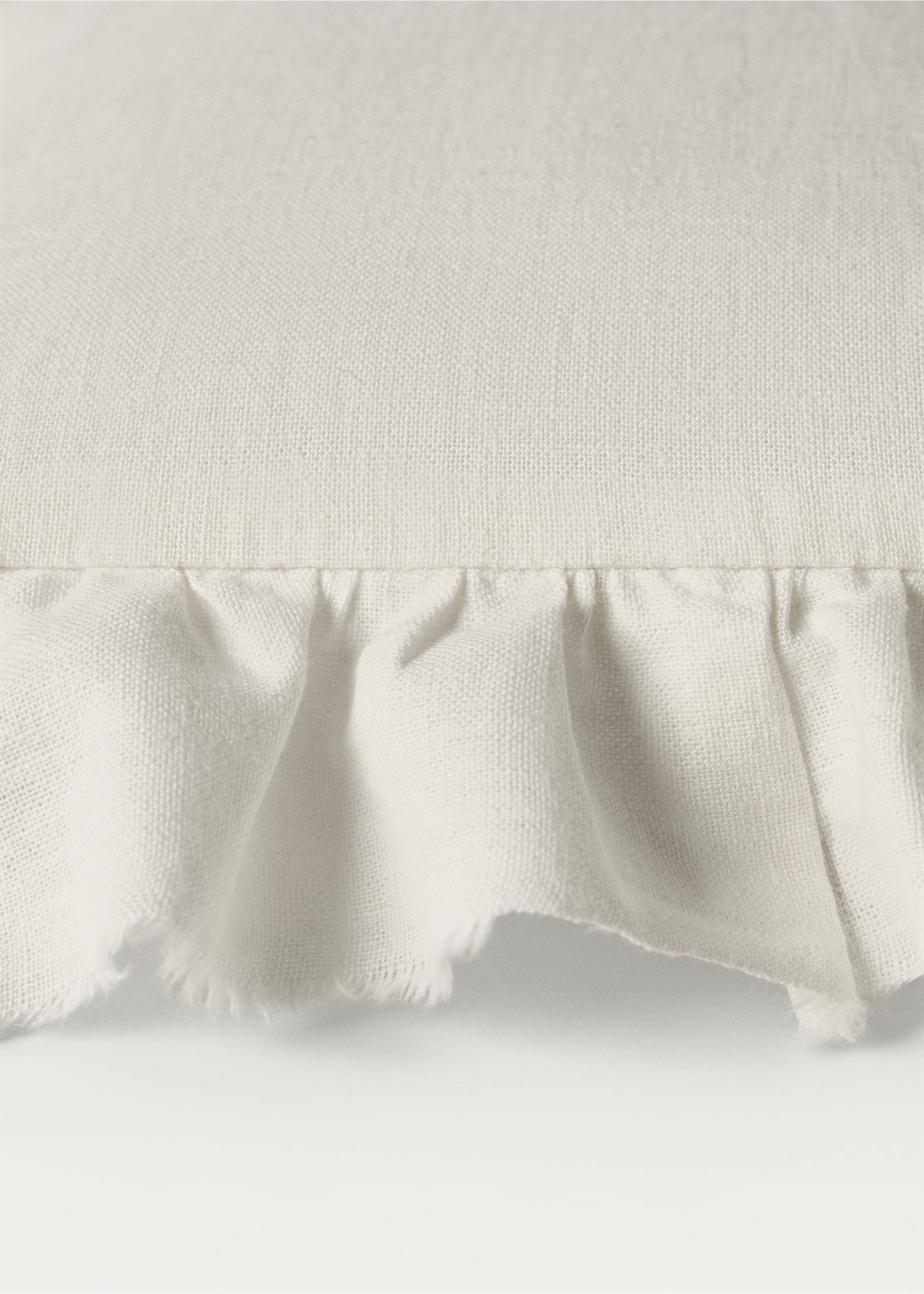 Children’s cotton linen ruffled cushion 30x30 cm - Details of the article 4, Off White. Ref: 87075981-00.