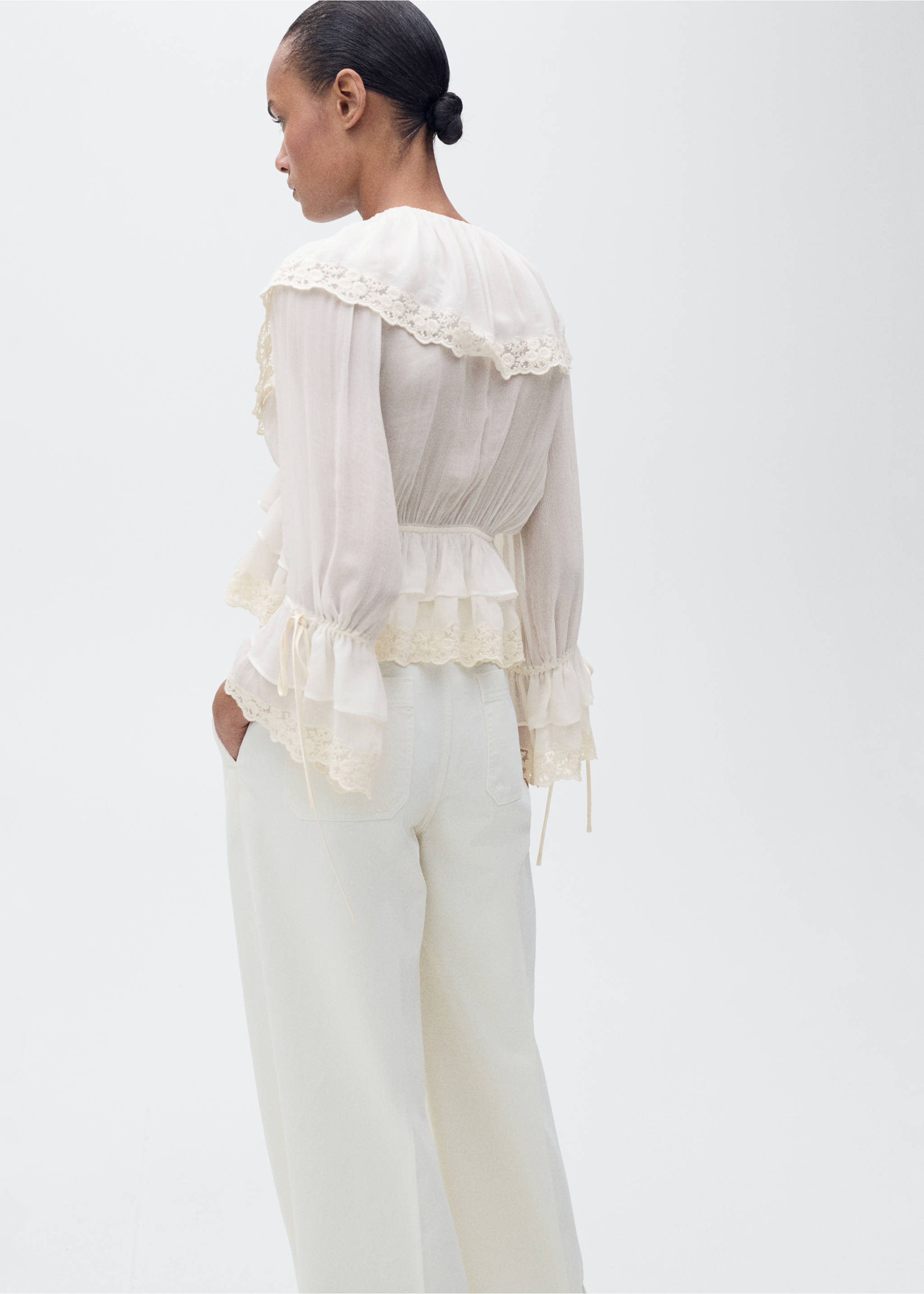 Blouse met ruches en kantdetail - Achterkant van het artikel, Ecru. Ref: 87075992-00.