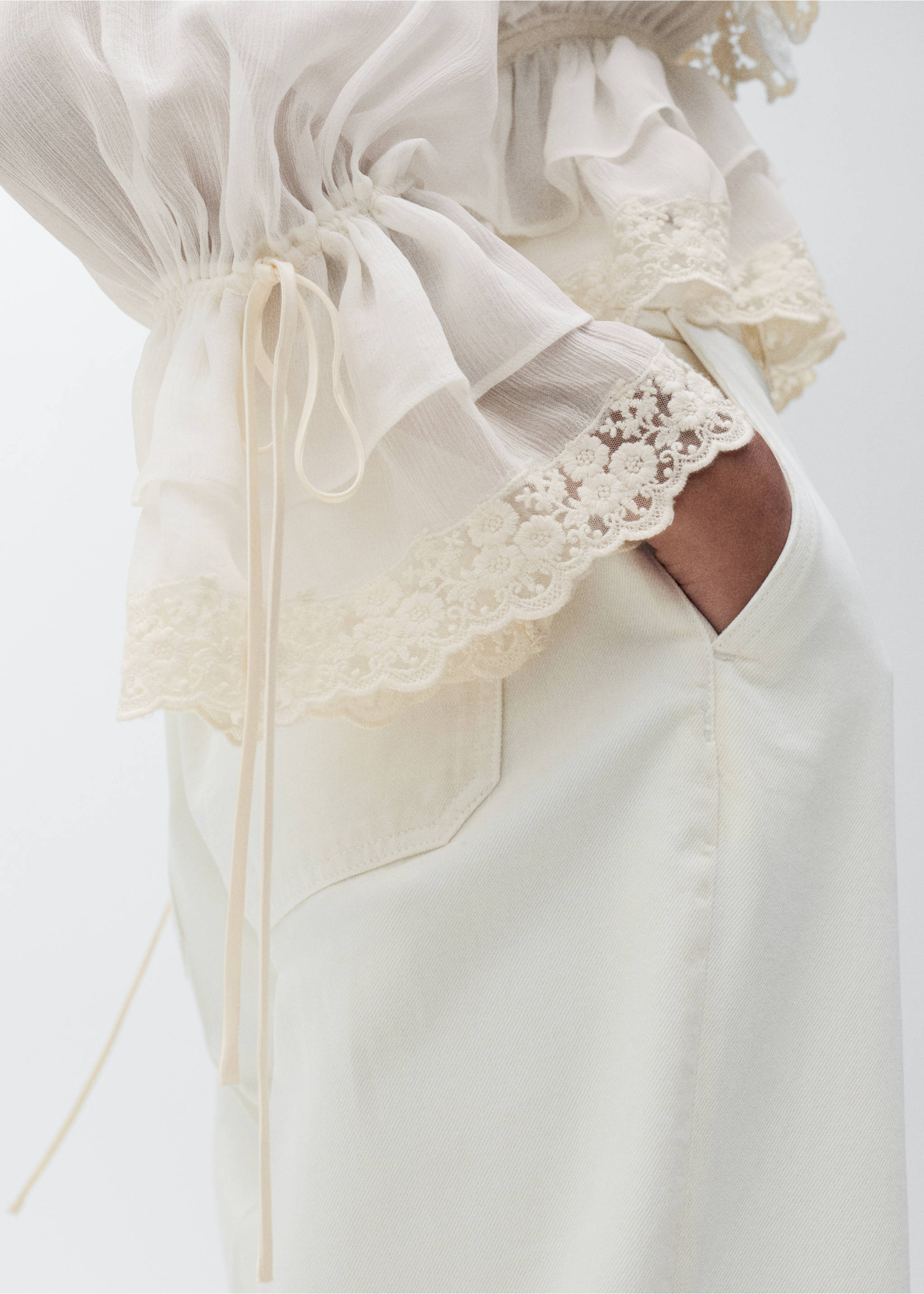 Blouse met ruches en kantdetail - Detail van het artikel 1, Ecru. Ref: 87075992-00.