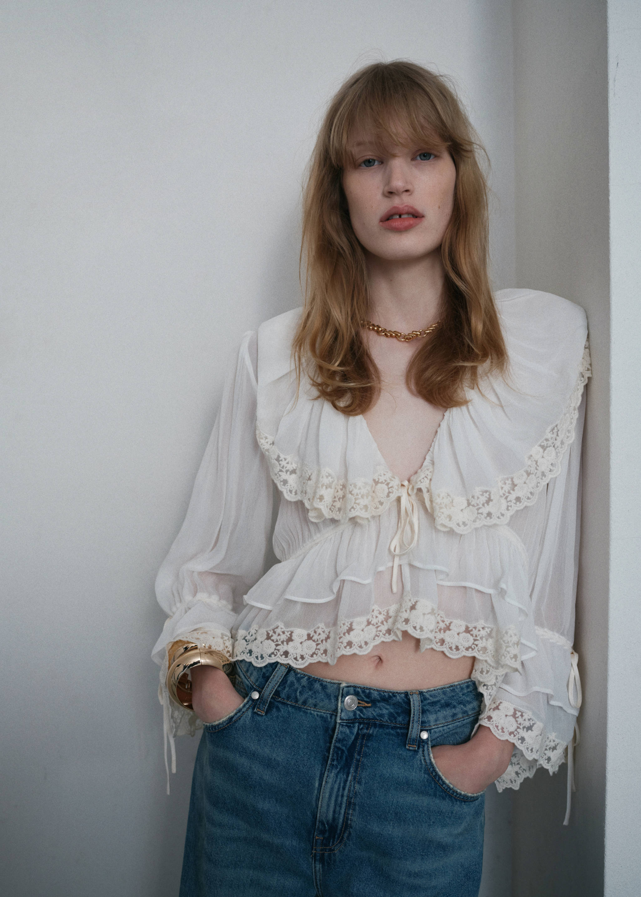 Blouse met ruches en kantdetail - Detail van het artikel 3, Ecru. Ref: 87075992-00.