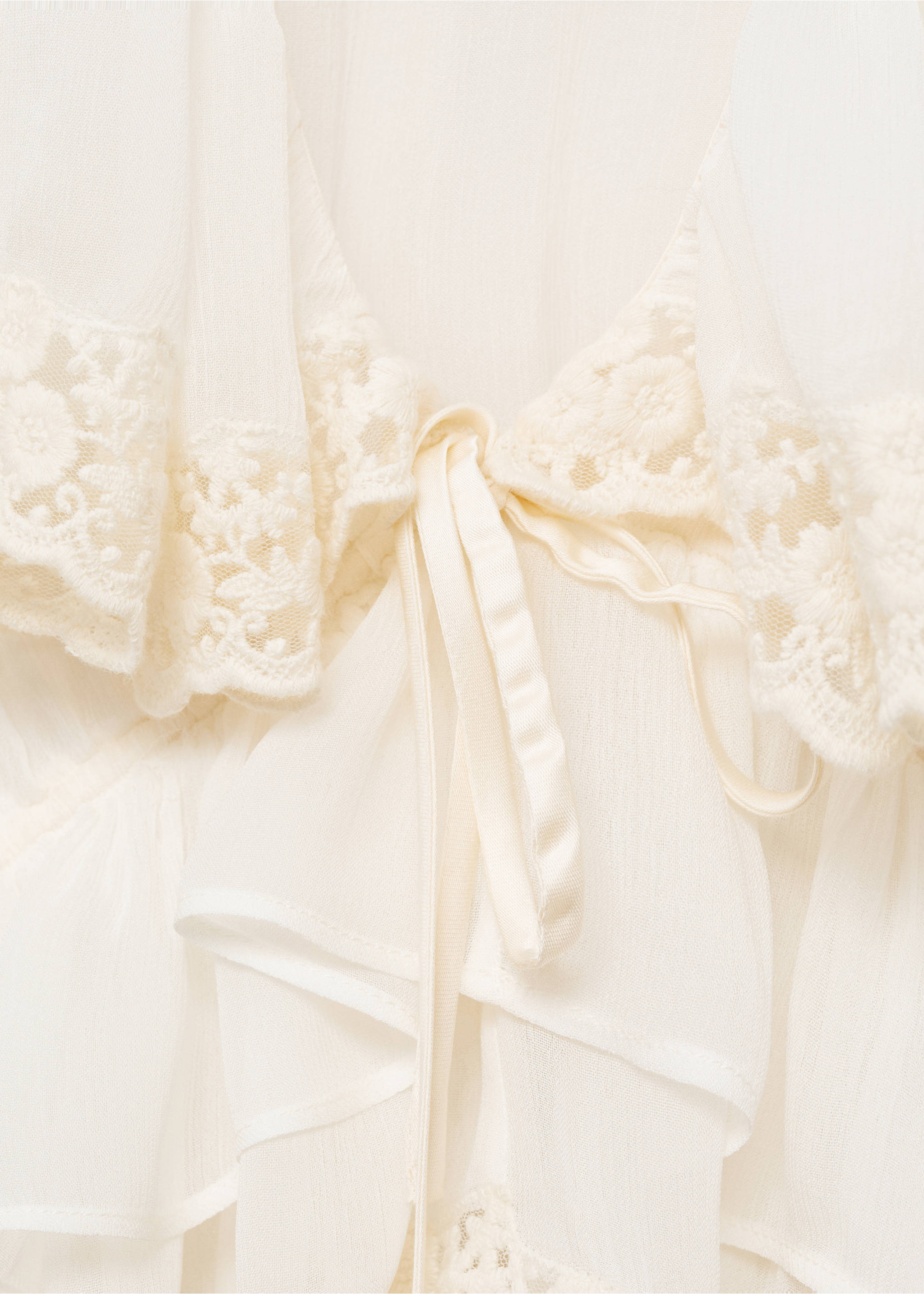 Blouse met ruches en kantdetail - Detail van het artikel 8, Ecru. Ref: 87075992-00.