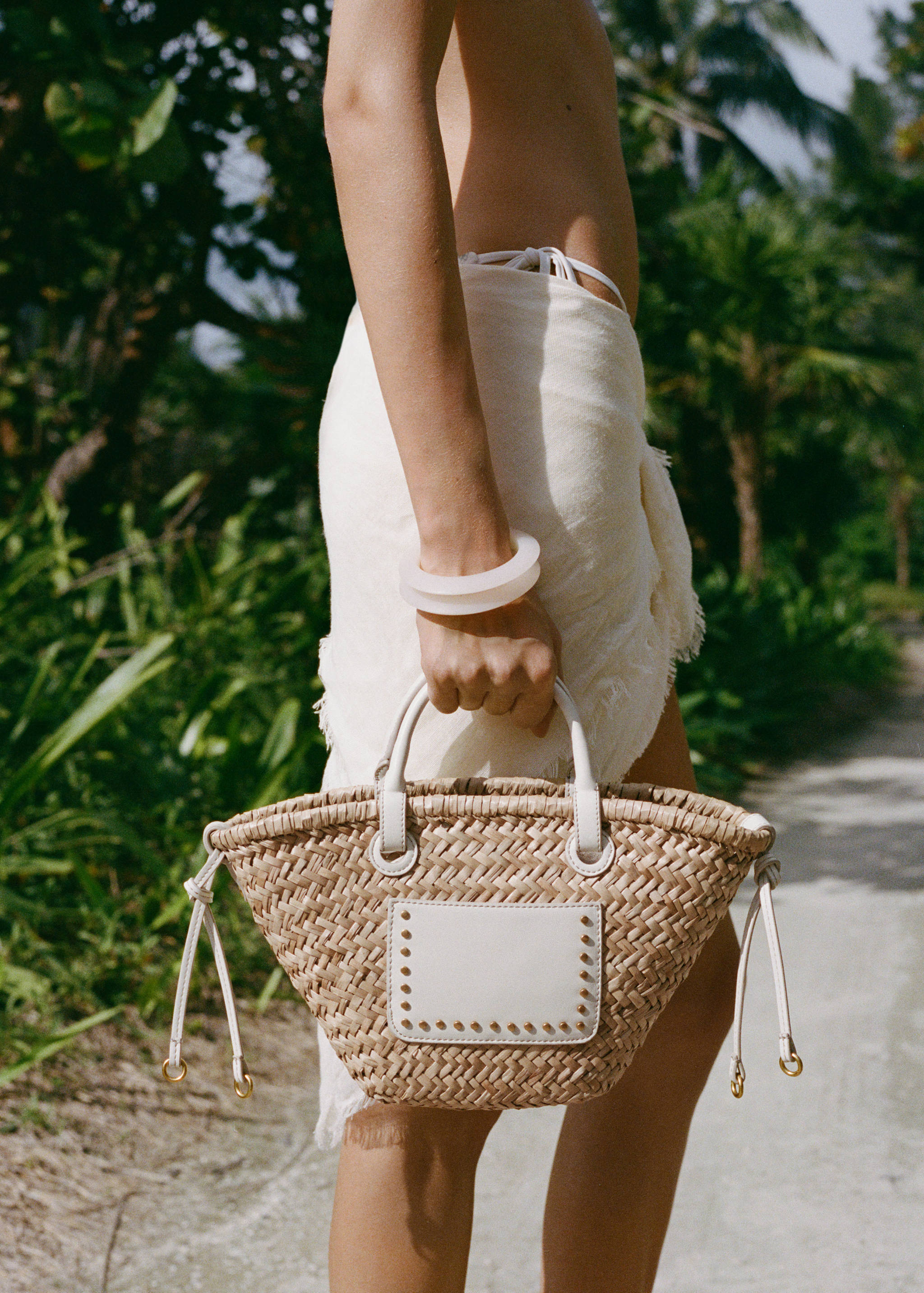 Liten korgväska med dubbelt handtag i naturfiber - Allmän bild