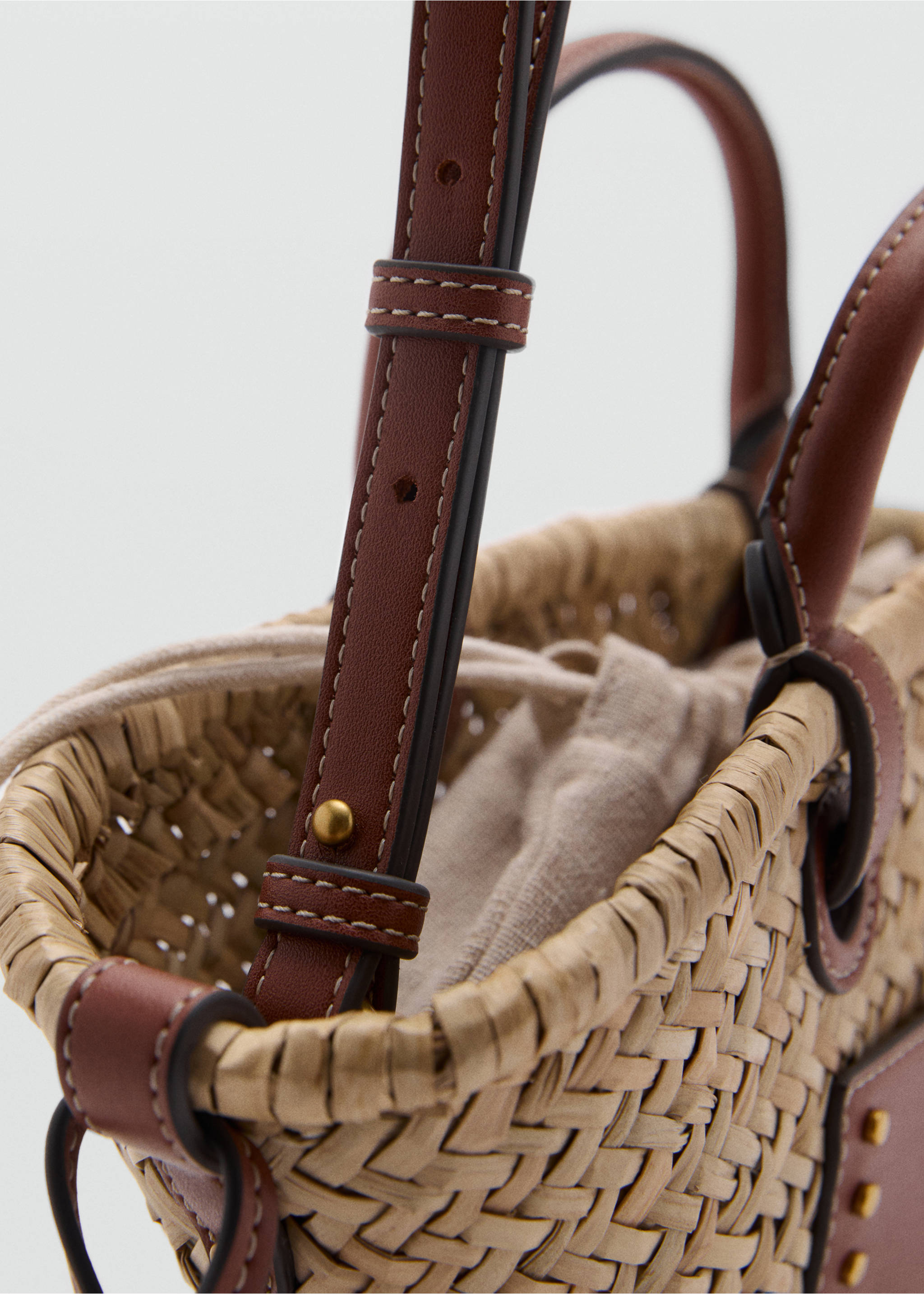 Small double-handle natural fiber basket - Details of the article 2, Leather. Ref: 87076334-00.