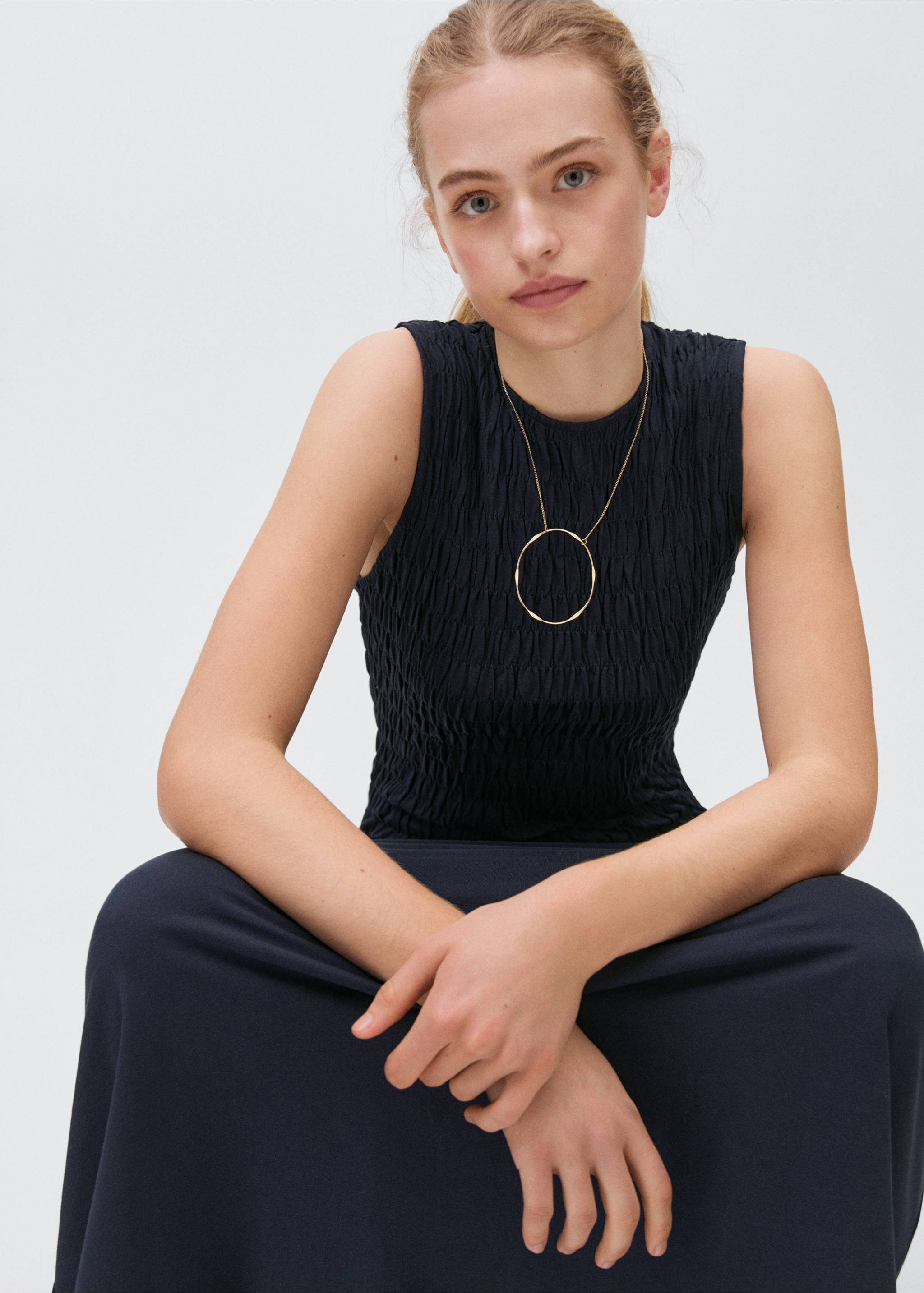 Long dress with ruffled detail - Details of the article 2, Dark Navy. Ref: 87076336-00.