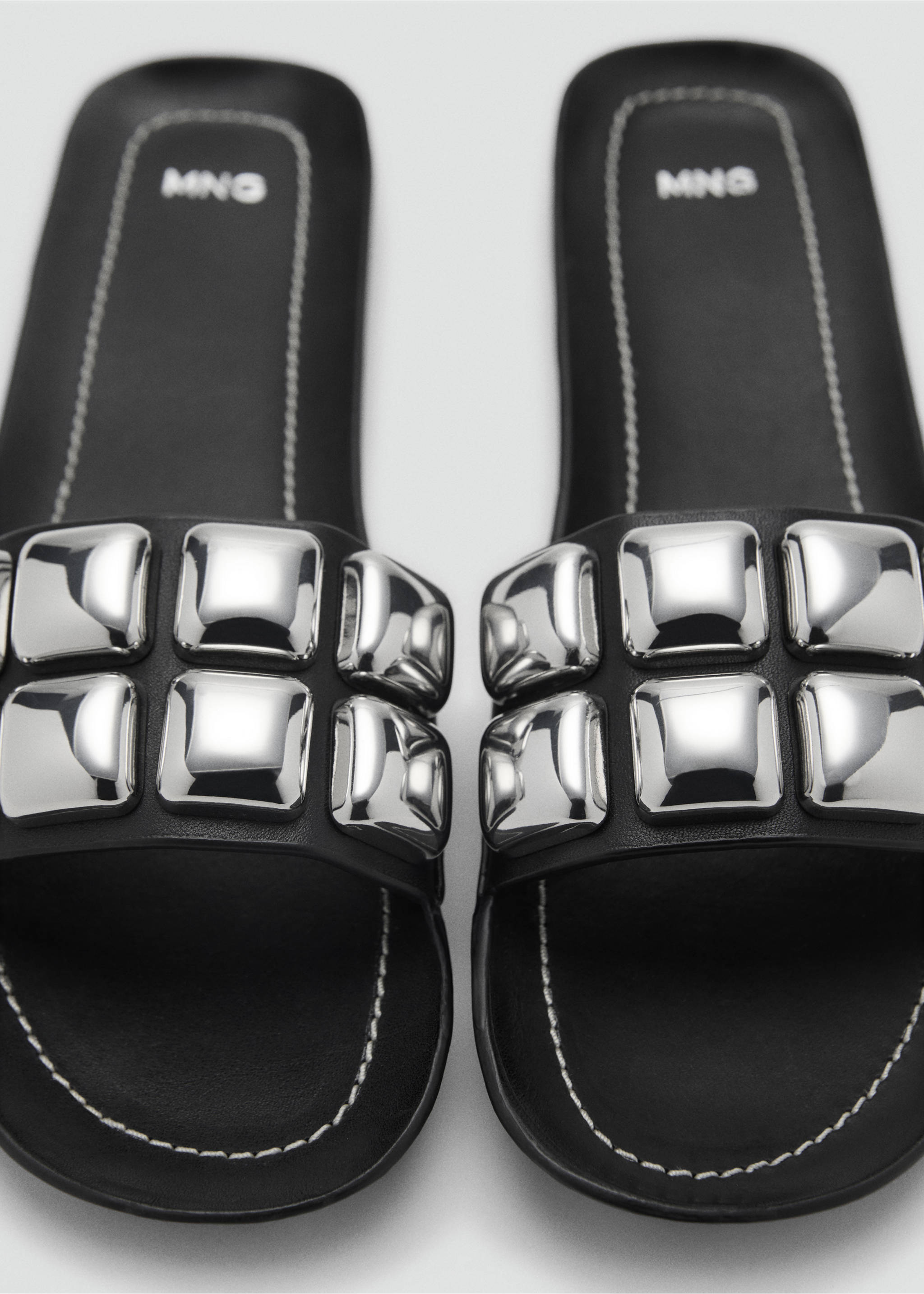 Sandalia piel maxi tachuelas - Detalle del artículo 2, Negro. Ref: 87076343-00.