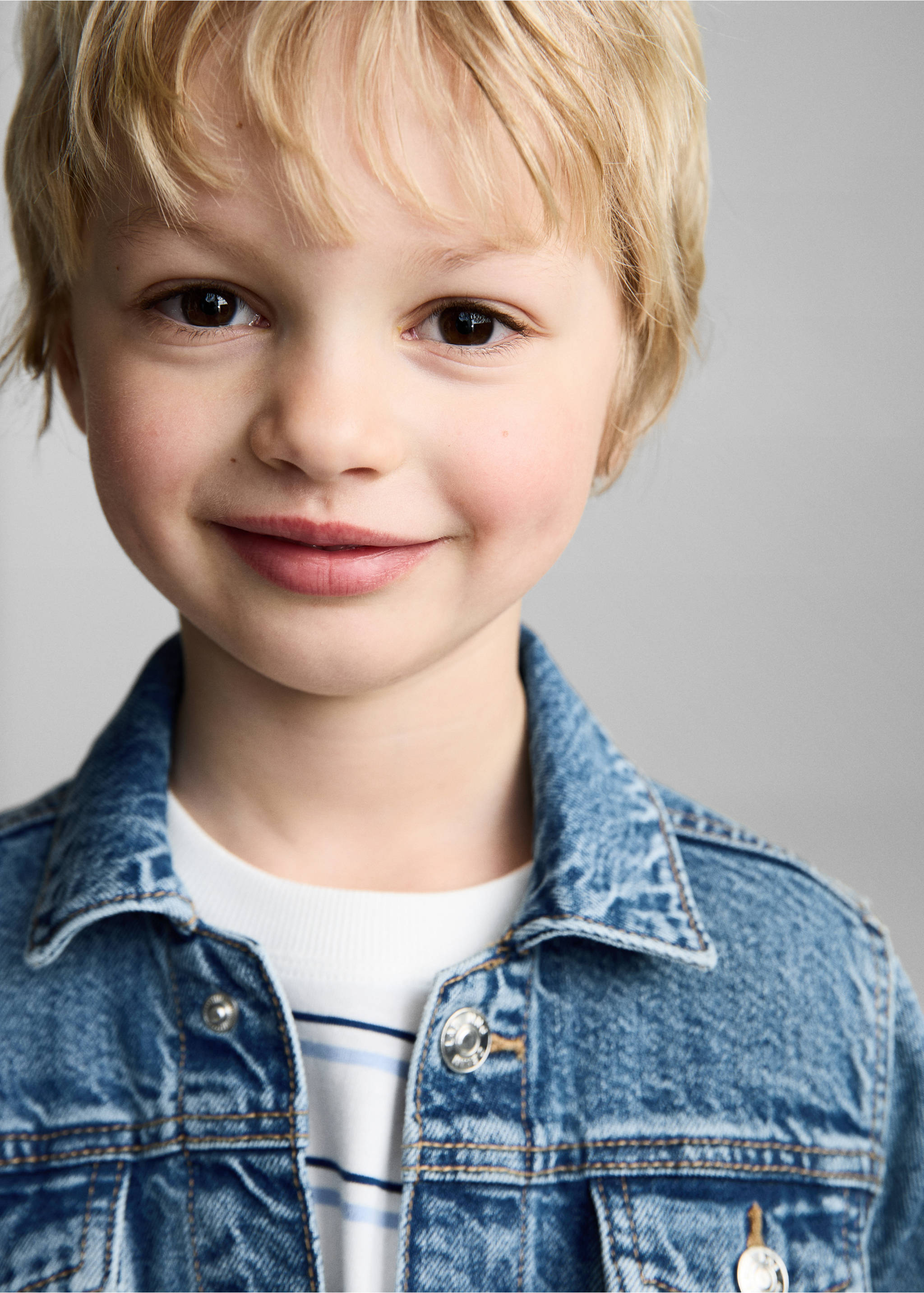 Denim jacket - Details of the article 1, Medium Blue. Ref: 87076346-00.