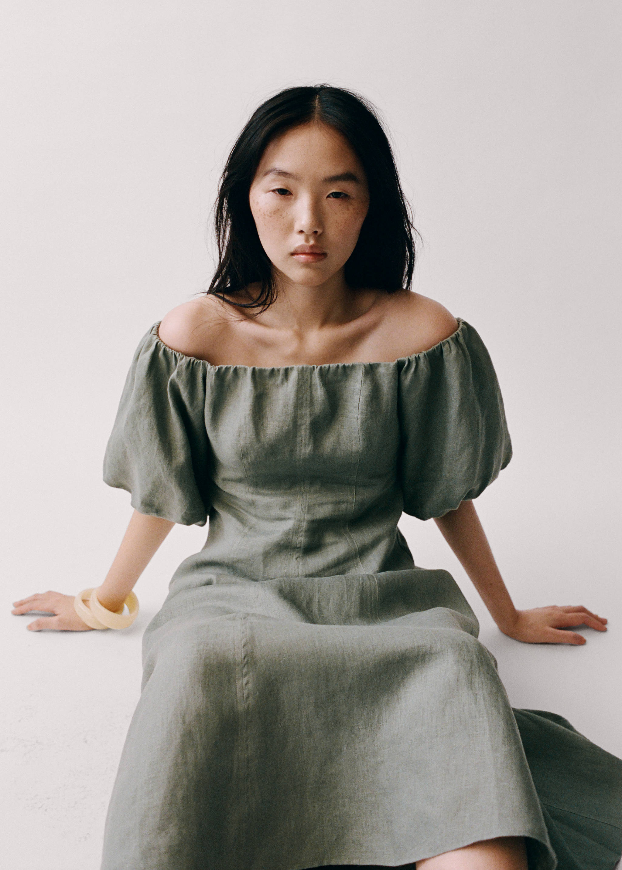 Vestido de linho com mangas abaloadas - Pormenor do artigo 7, Verde. Ref: 87076712-00.