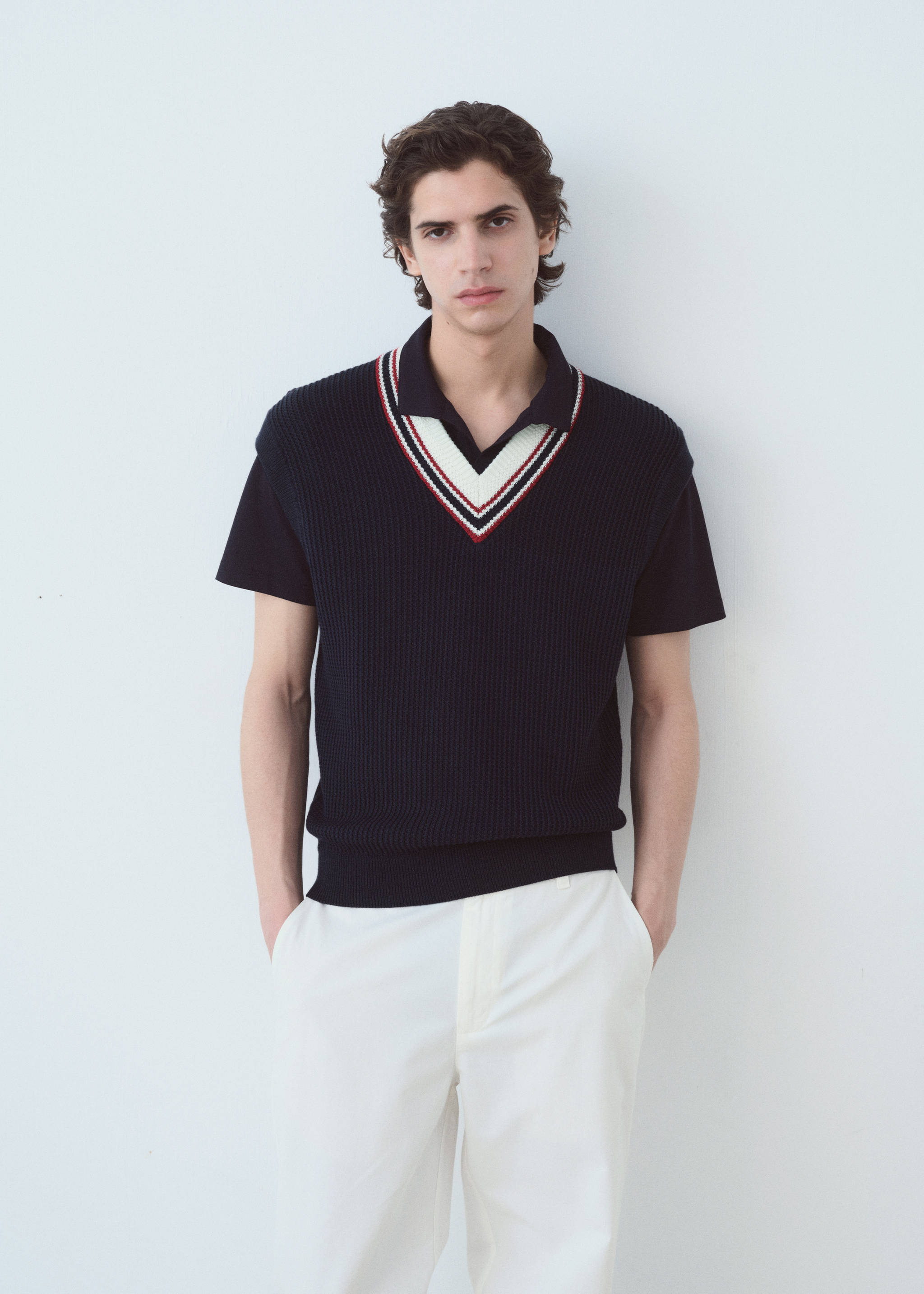 Colete de malha com gola em V - Plano médio