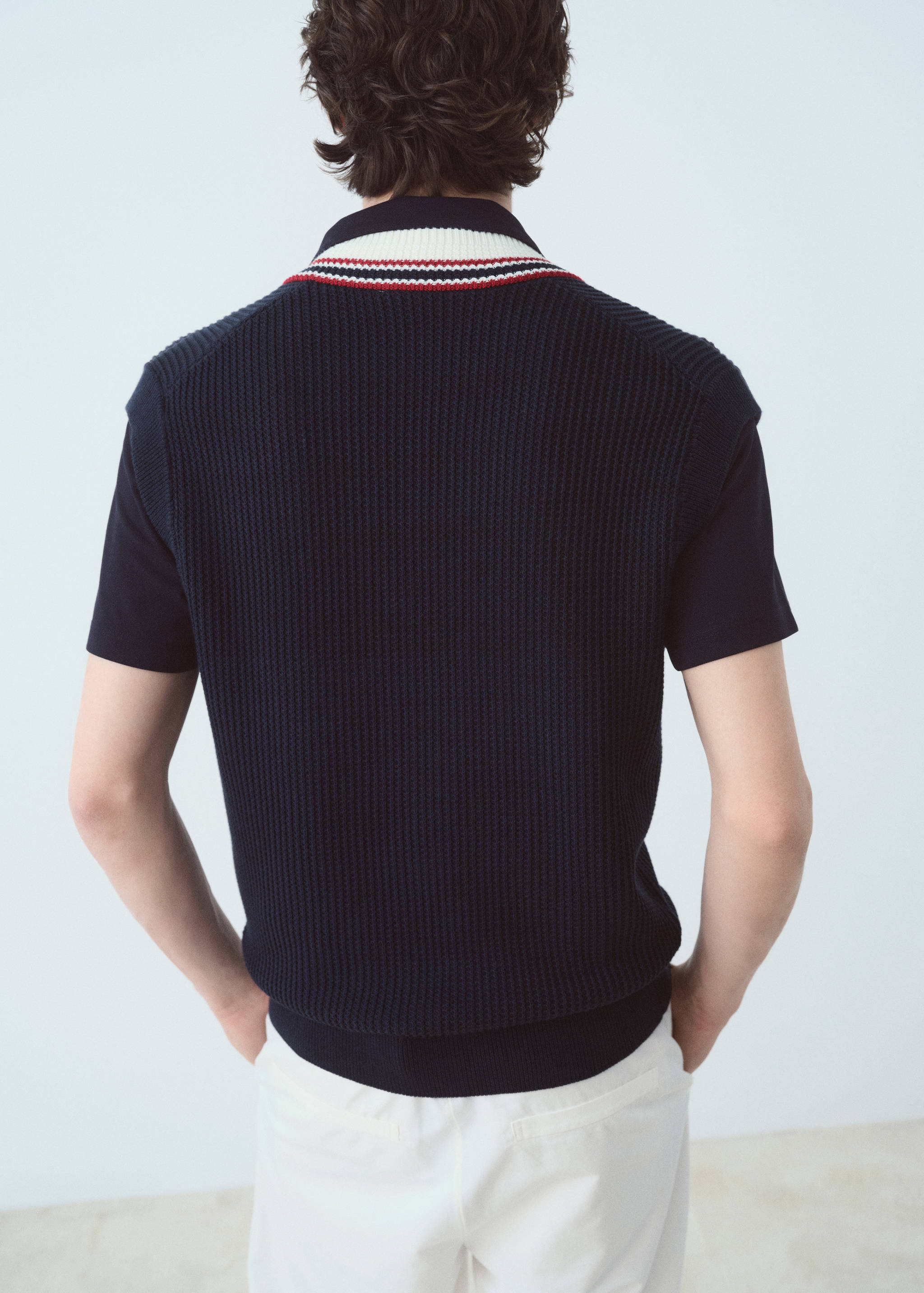 Colete de malha com gola em V - Verso do artigo