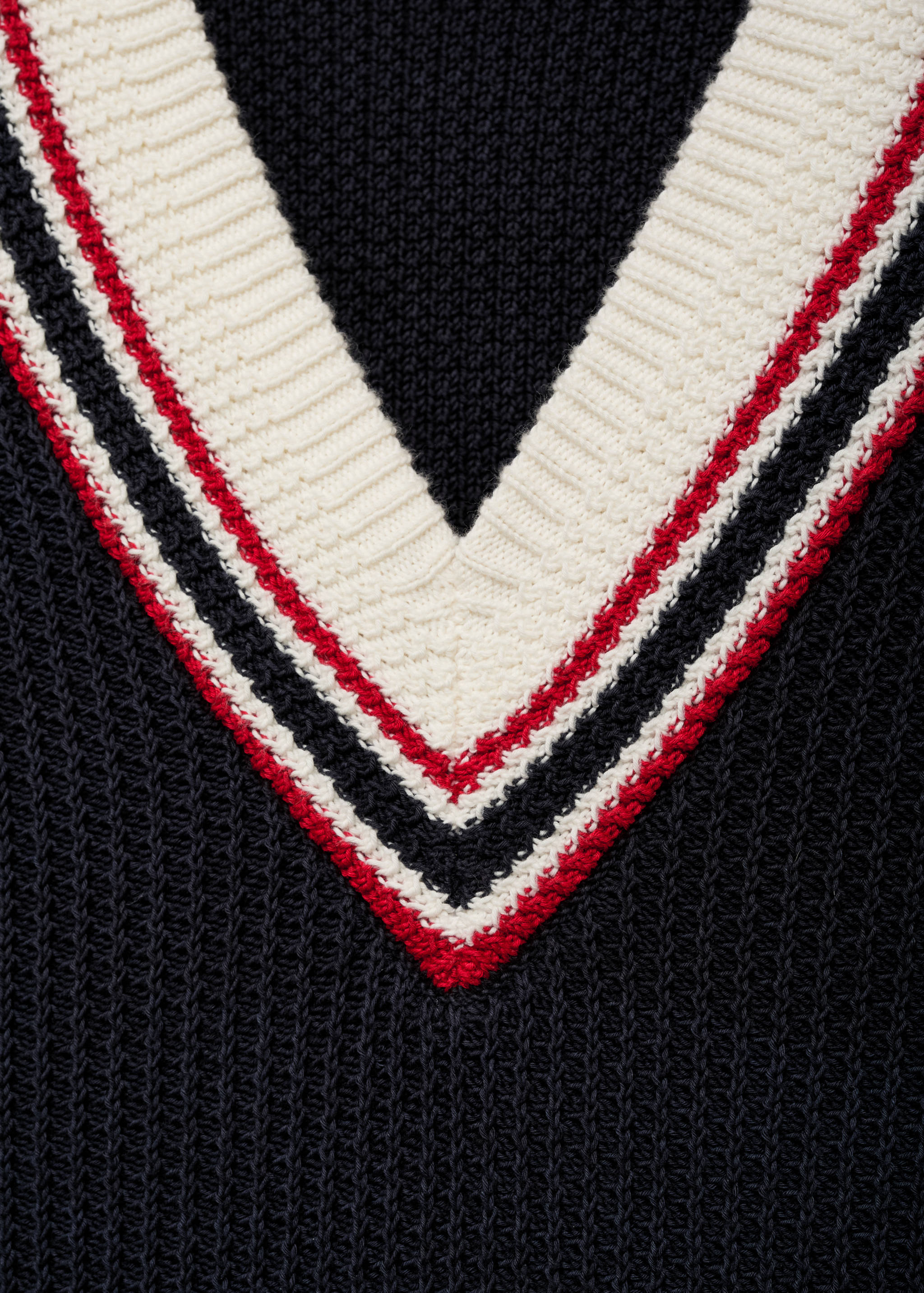 Colete de malha com gola em V - Pormenor do artigo 8