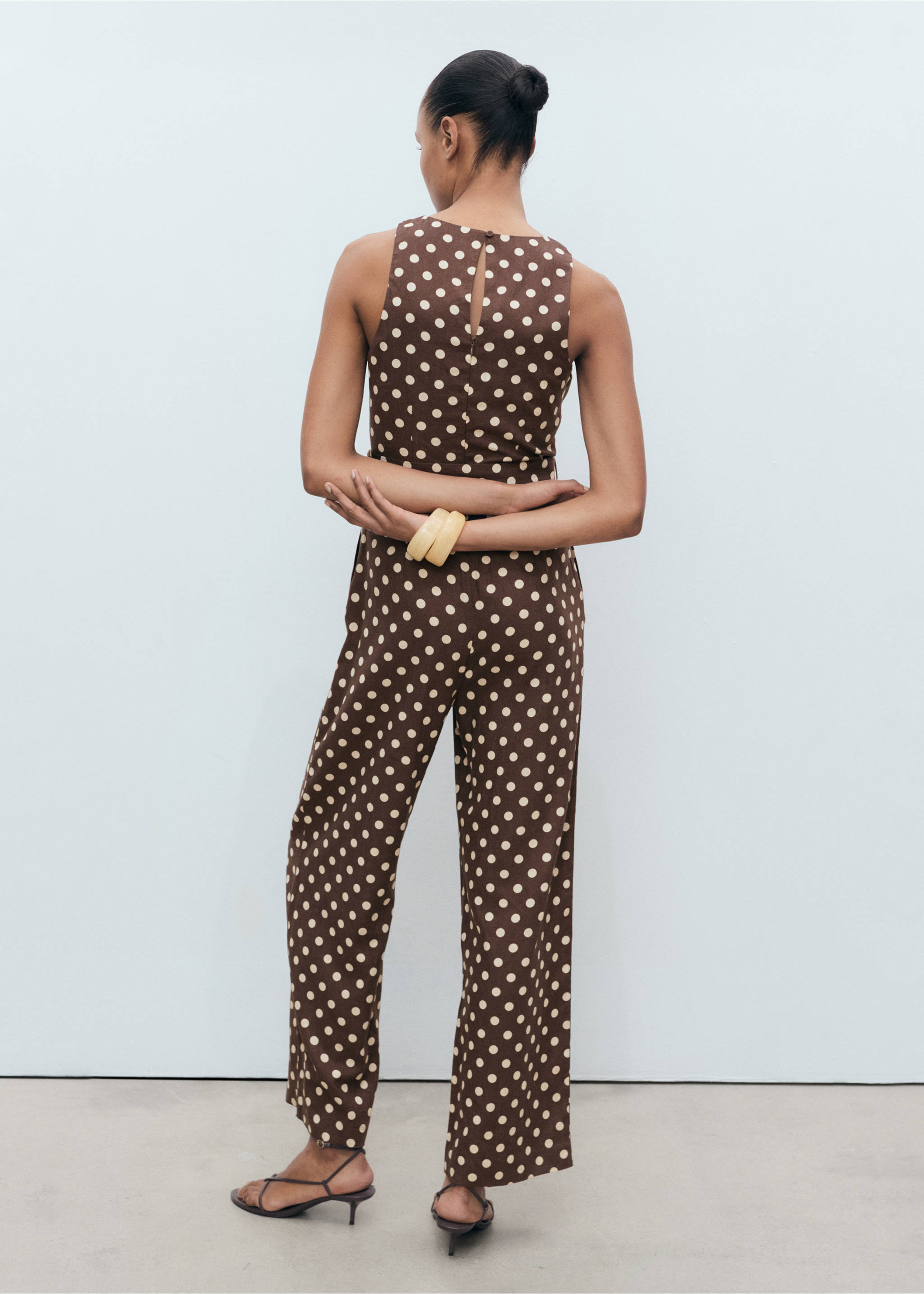 Linen jumpsuit with polka-dots and belt - Reverse of the article, Chocolate. Ref: 87077161-00.