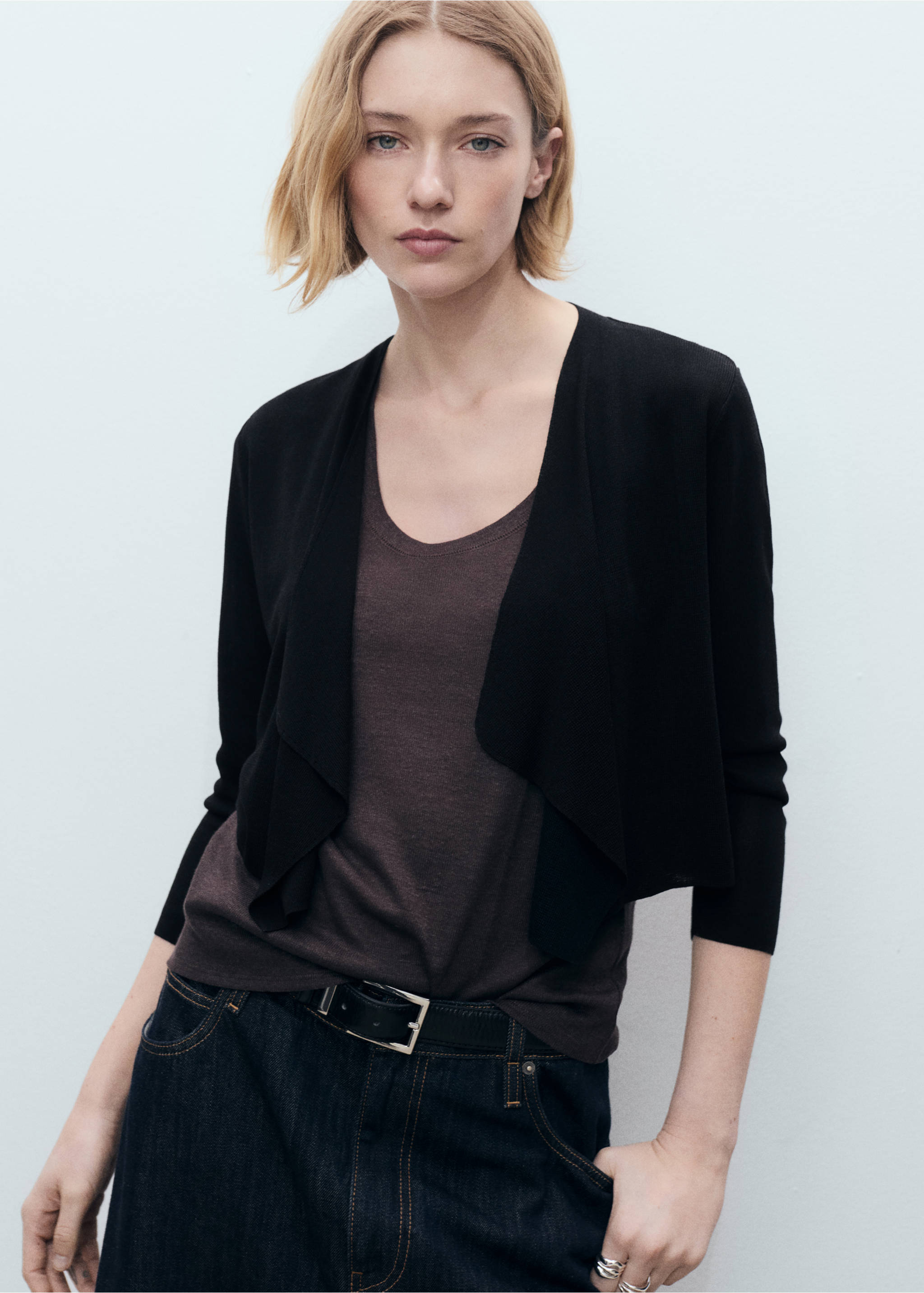 Kort stickad kofta - Bild av mittparti, Svart. Ref: 87077174-00.