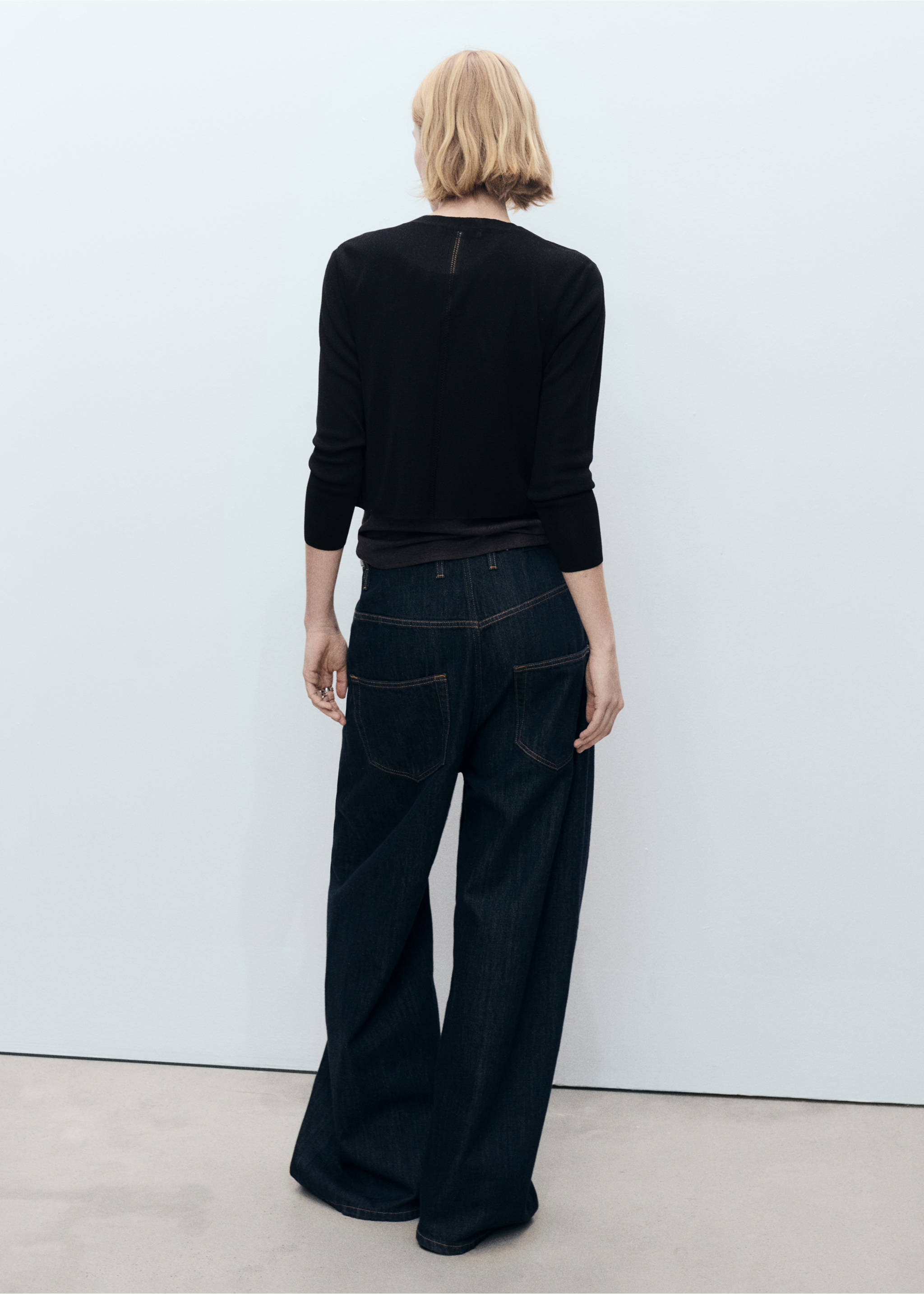 Kort stickad kofta - Artikelns baksida, Svart. Ref: 87077174-00.