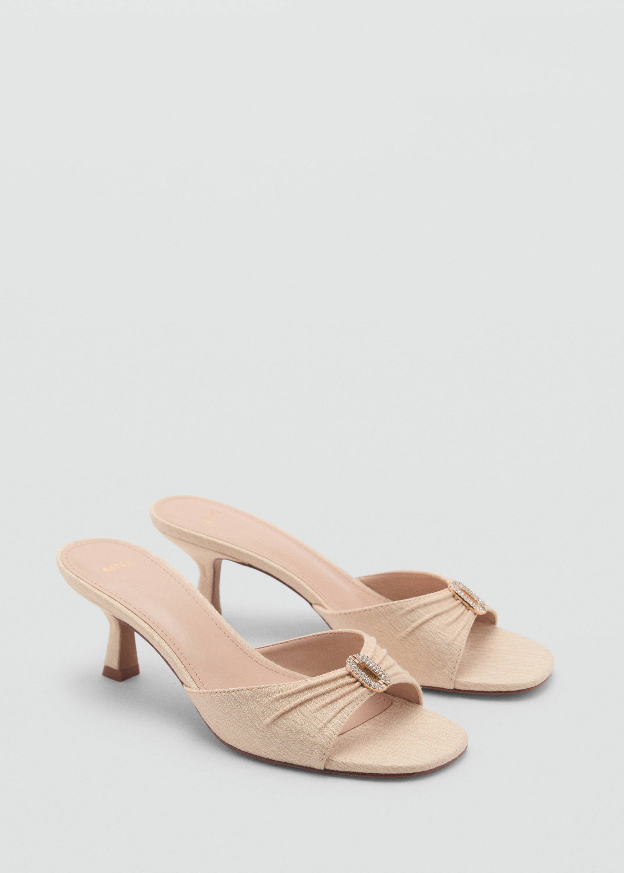 Högklackade sandaler med öppen häl och glänsande detalj - Bild av mittparti