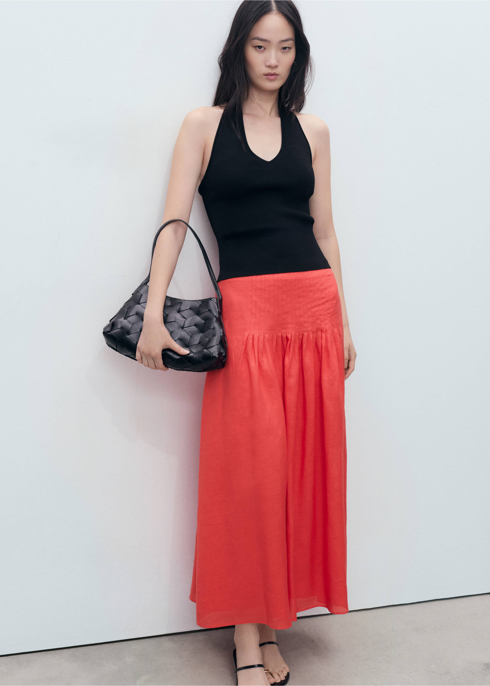 Ramie pleated skirt - Details of the article 1, Red. Ref: 87077187-00.